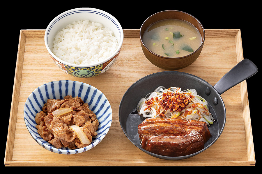 「厚切り豚角煮牛小鉢定食」（店内1429円）