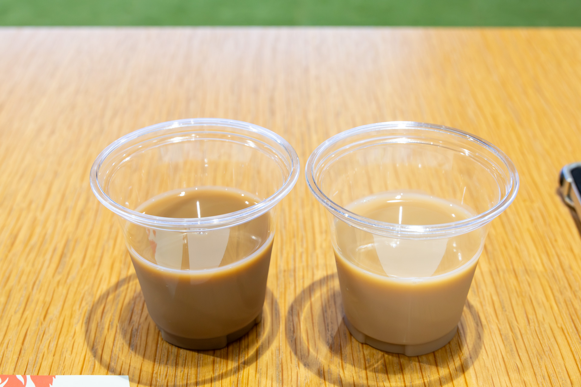 左が「キリン 午後の紅茶 TEA LATTE with ESPRESSO」で、右が「キリン 午後の紅茶 TEA LATTE CREAM ＆ MILK」。スイーツ系が得意ではない筆者はESPRESSOの方が好みのテイスト