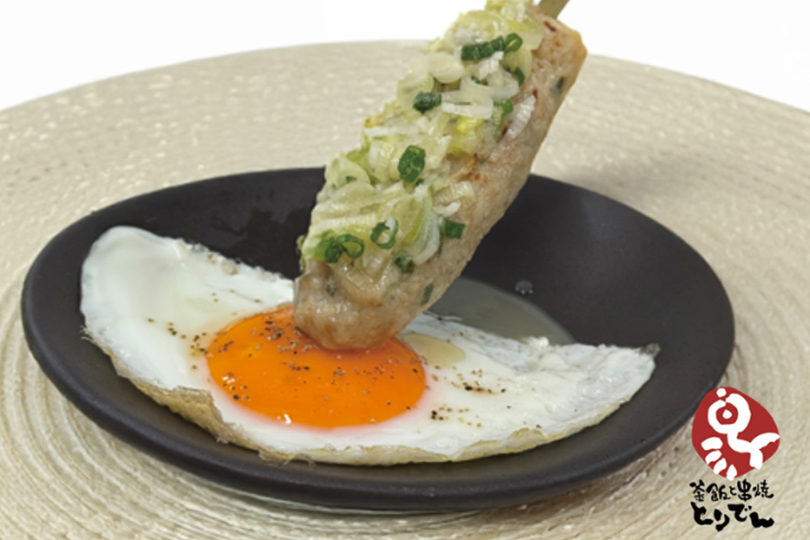「目玉月見つくね串」（385円）