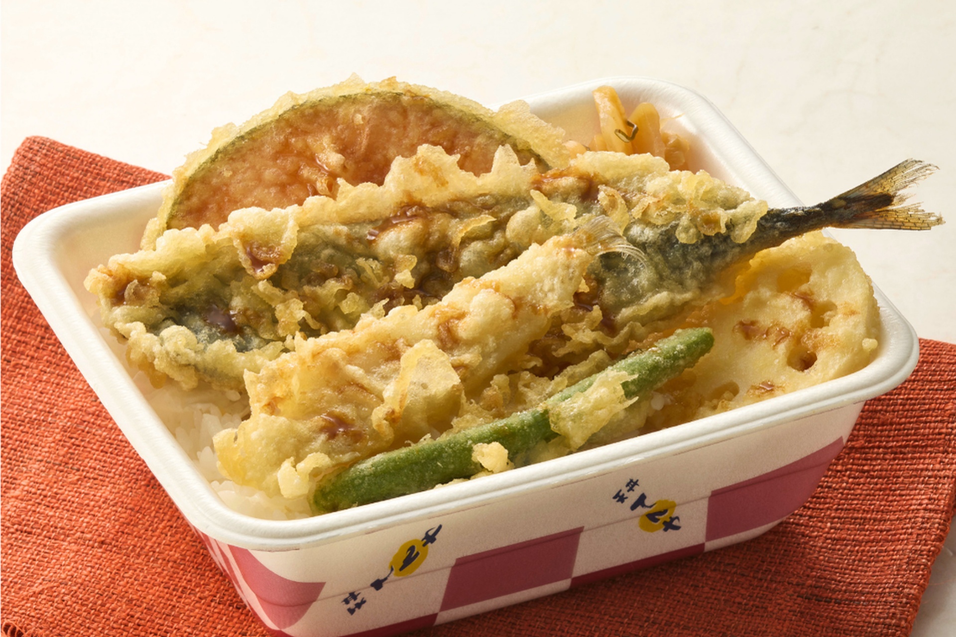 秋刀魚ときすの天丼弁当（お新香付）