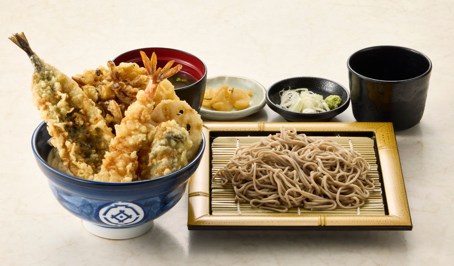 牡蠣と秋刀魚の秋味天丼と（小）藪そばサービスセット（みそ汁付）