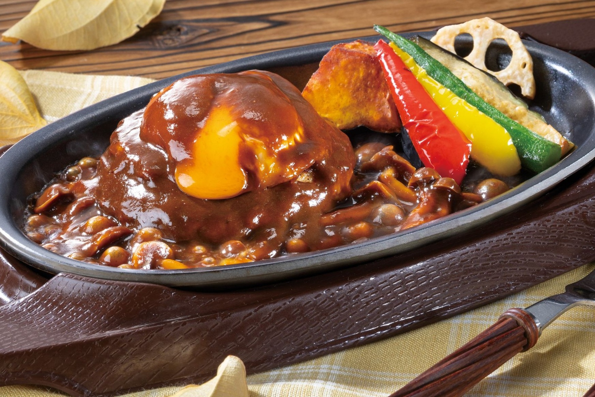 焼き野菜と月見チーズINハンバーグ～きのこデミソース～