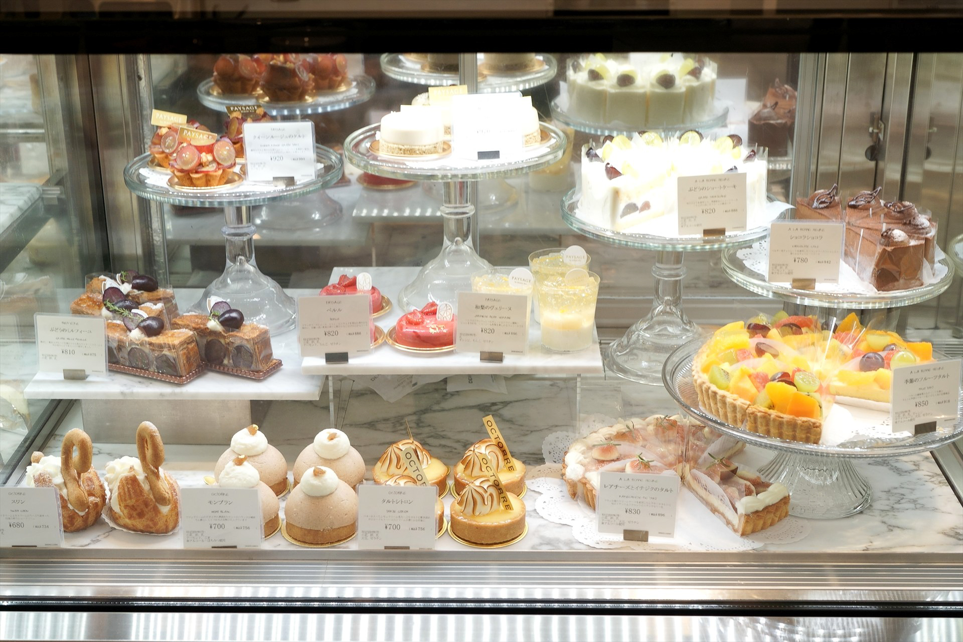 ケーキはレジ横のショーケースに入っている