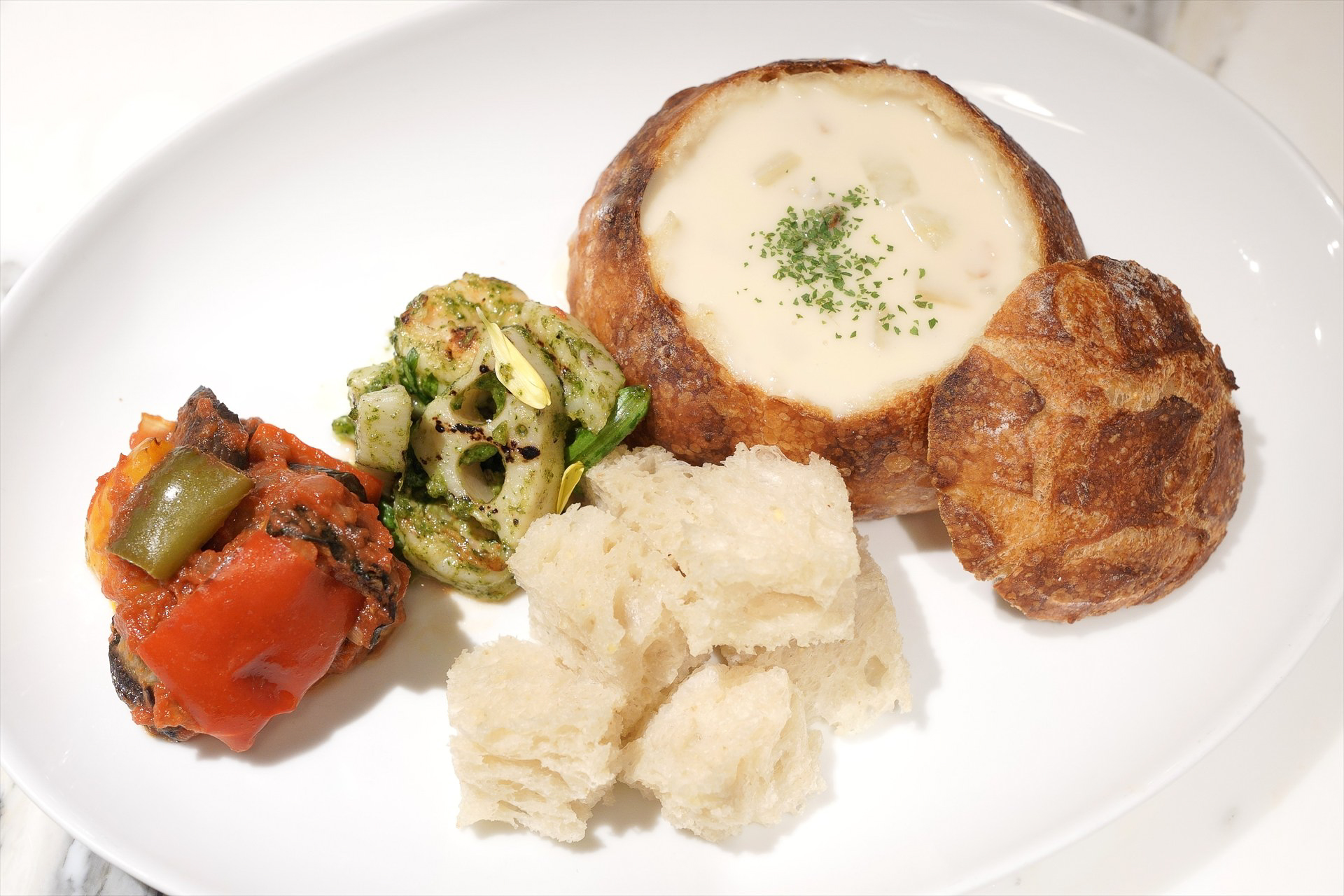 こちらが有楽町店限定の「ブレッドボウル ランチ」（1512円）