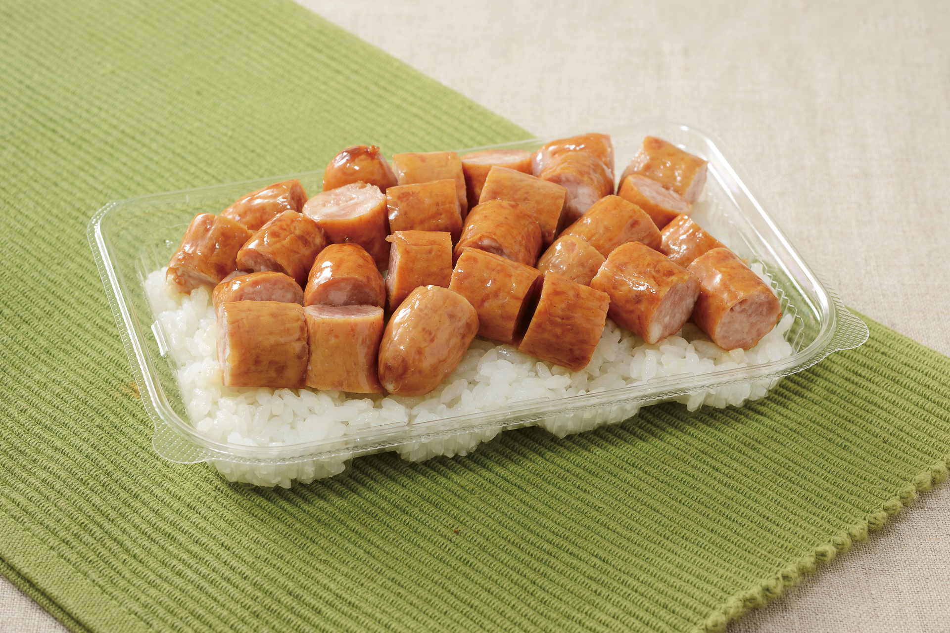 「一点突破すぎ！敷き詰めごはん てりやきソーセージ」（397円）