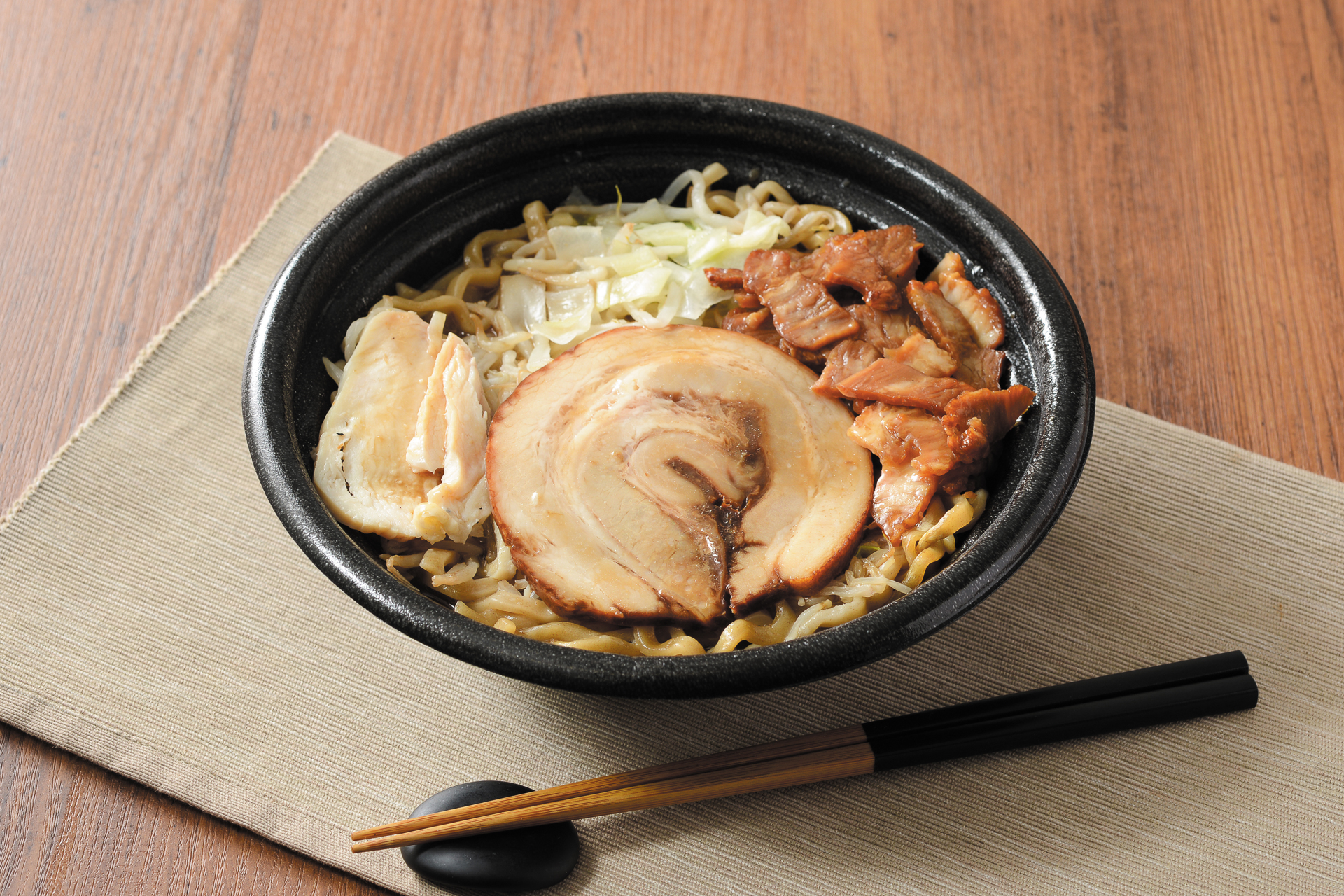 「贅沢すぎ！肉づくし満腹濃厚豚ラーメン」（797円）