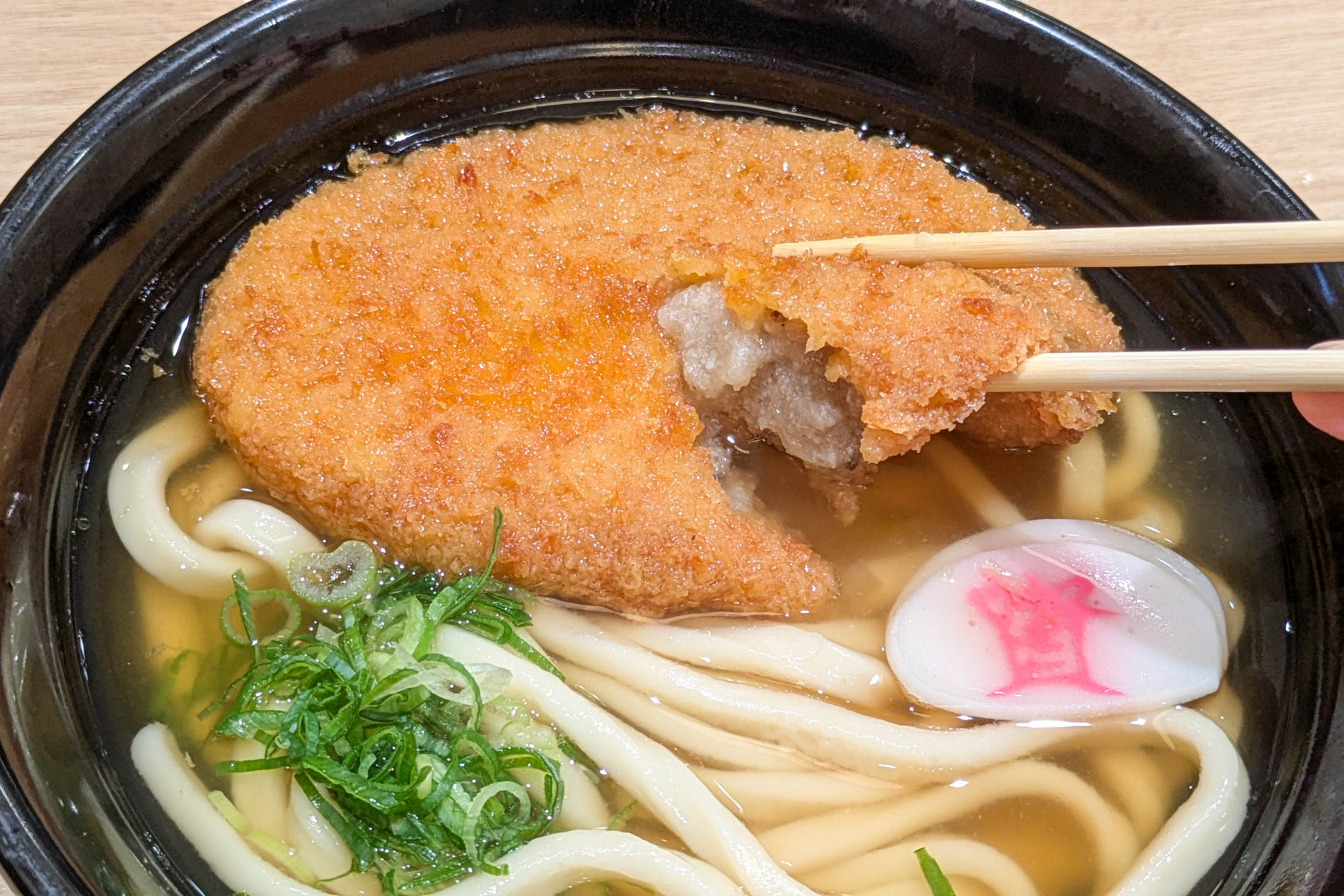 コロッケが大きい！　中には「肉ごぼ天うどん」で使われる肉とごぼうが入る