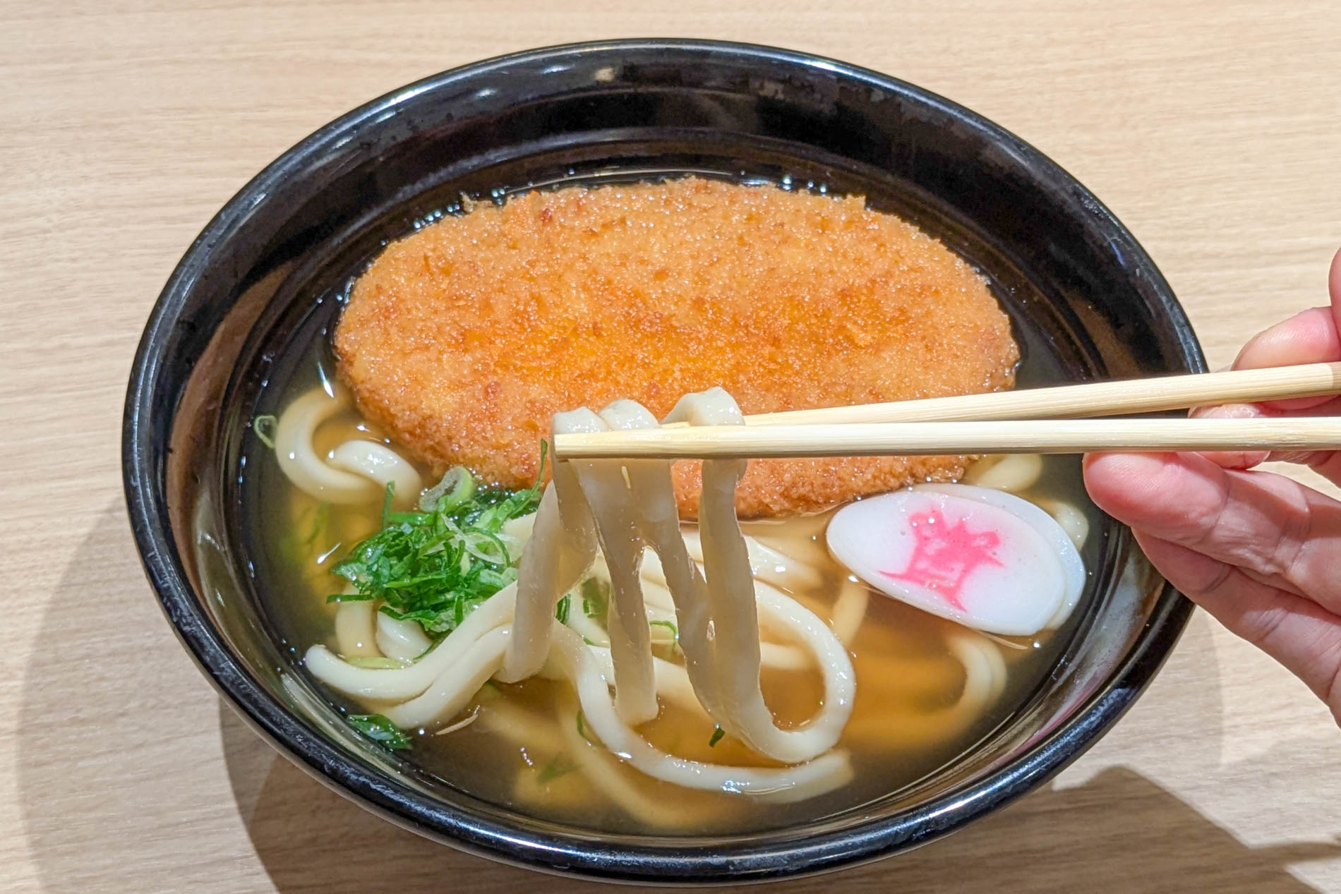 出汁がしみ込んだ、ふわっとしたうどんが特徴