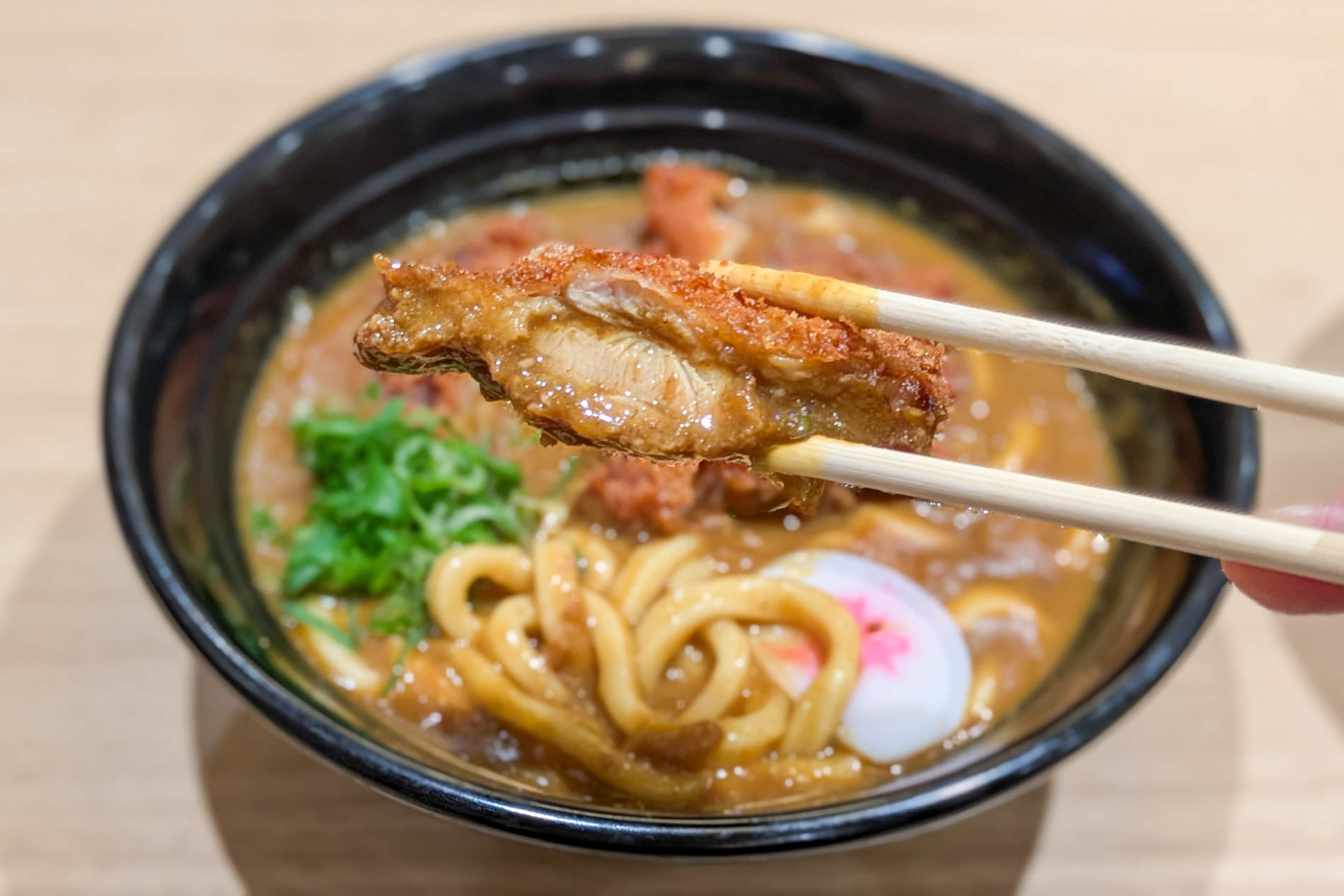 チキンカツは厚みがある
