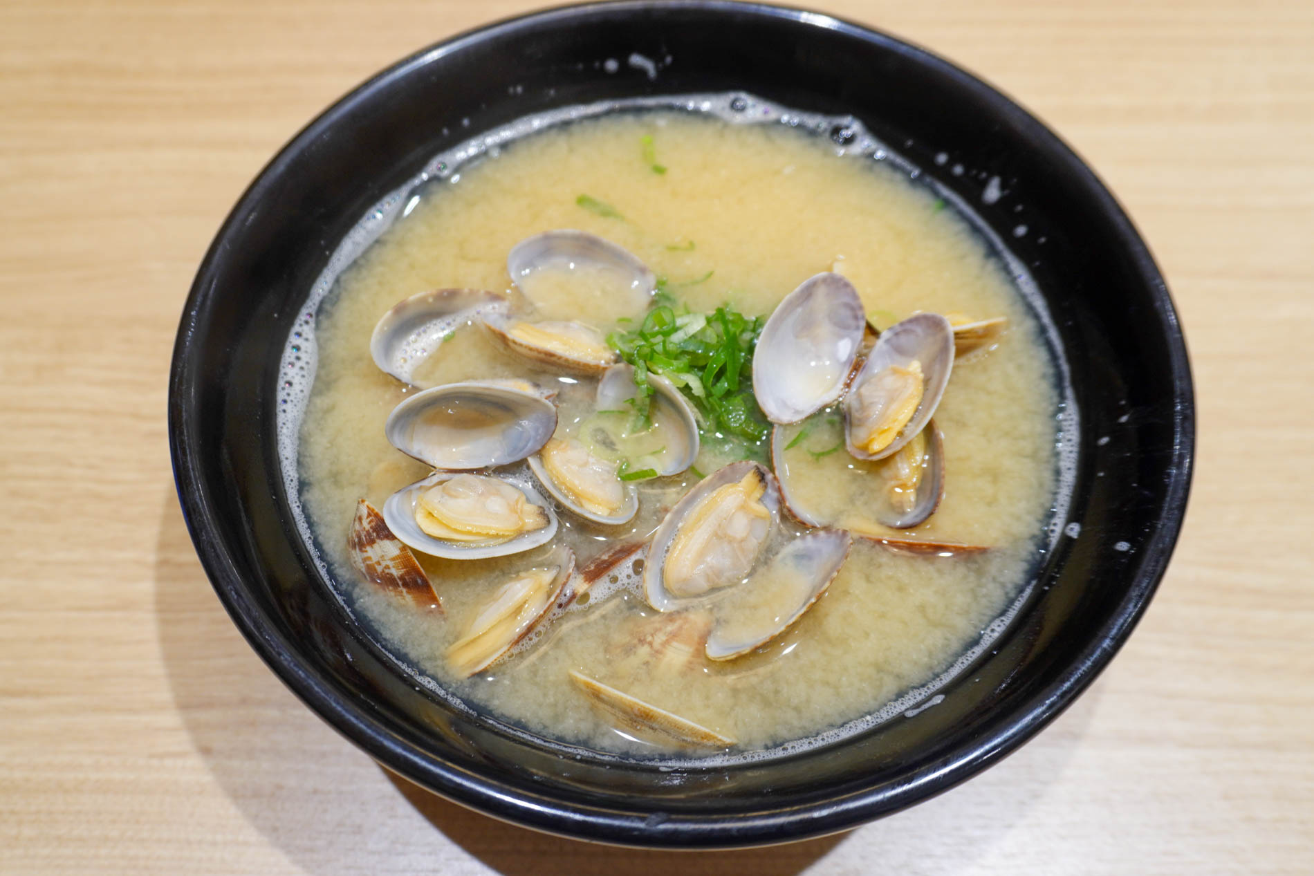 うどん丼で提供される「特盛サイズの貝汁」