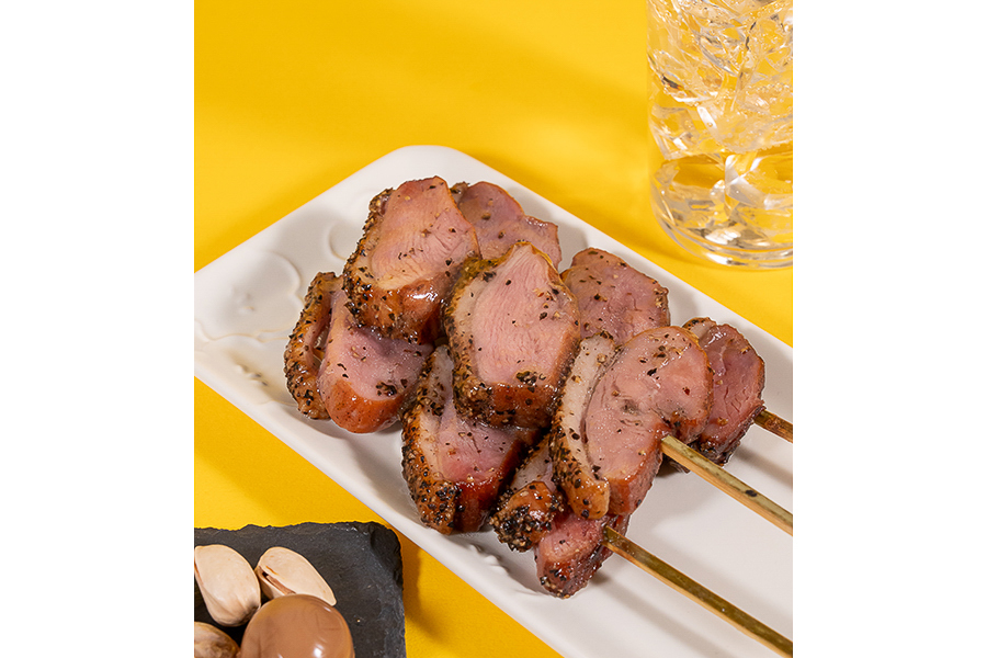 しっとりと柔らかいあい鴨むね肉を薄くスライスして串に刺した