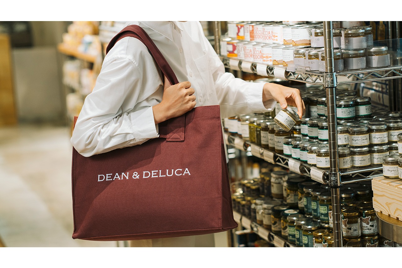 幅のある長めのショルダーハンドルは、荷物が重くなったときの肩への負担にも配慮