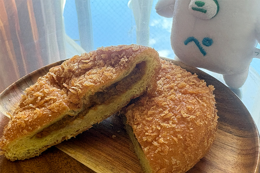 たっぷり詰まったキーマカレーと、弾力のあるパン生地