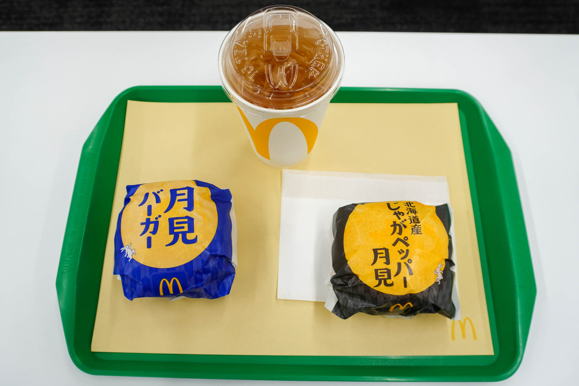 試食で提供された「北海道産じゃがペッパー月見」（右）と「月見バーガー」（左）