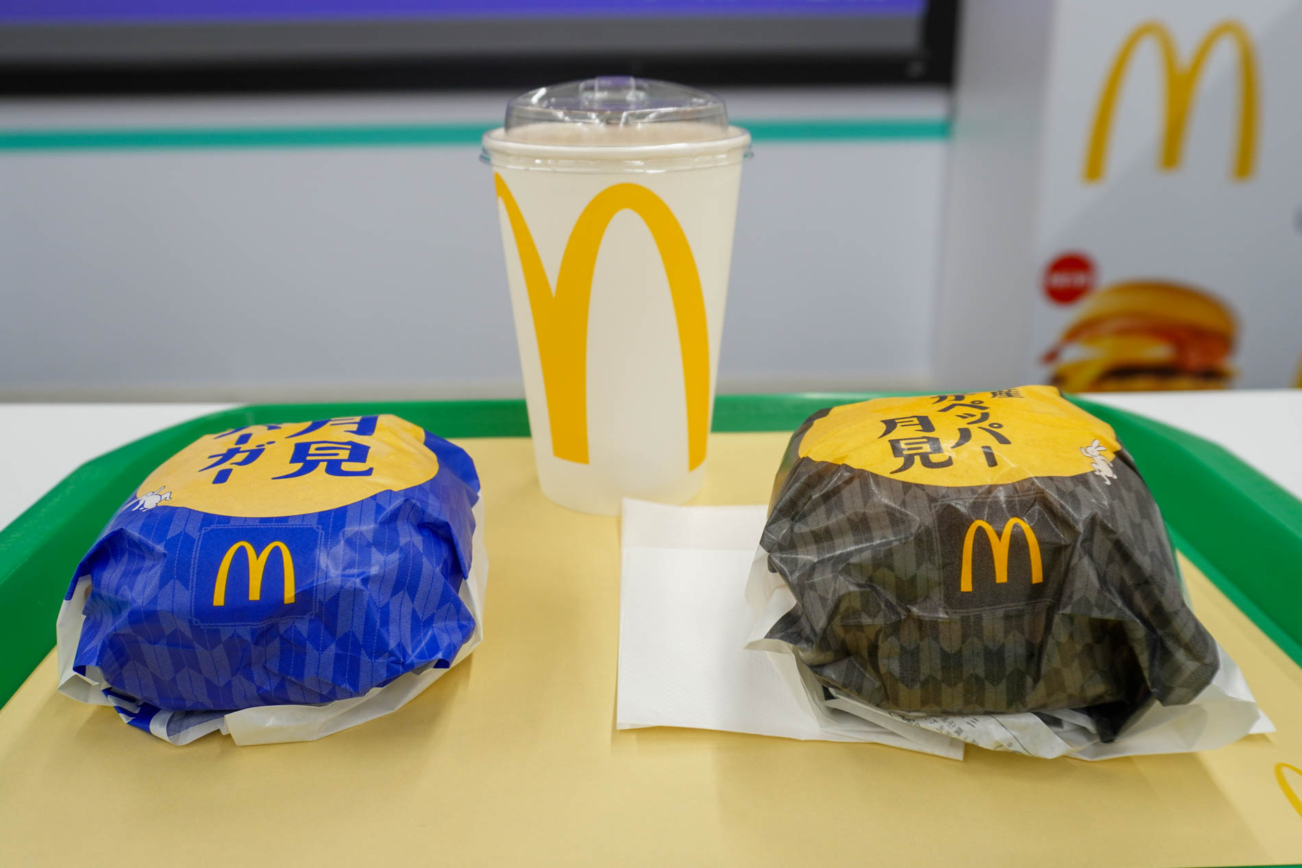 「北海道産じゃがペッパー月見」（右）の方が厚みがある