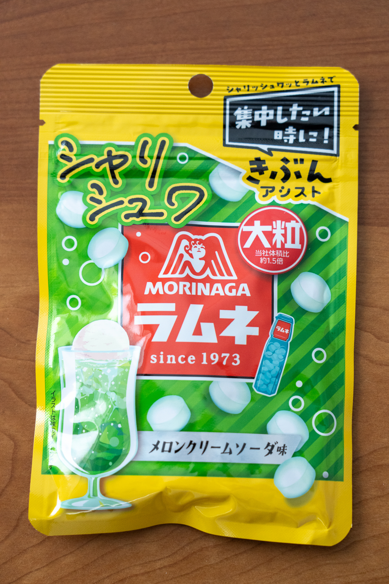 「森永製菓 シャリシュワ大粒ラムネ メロンクリームソーダ味」（143円）