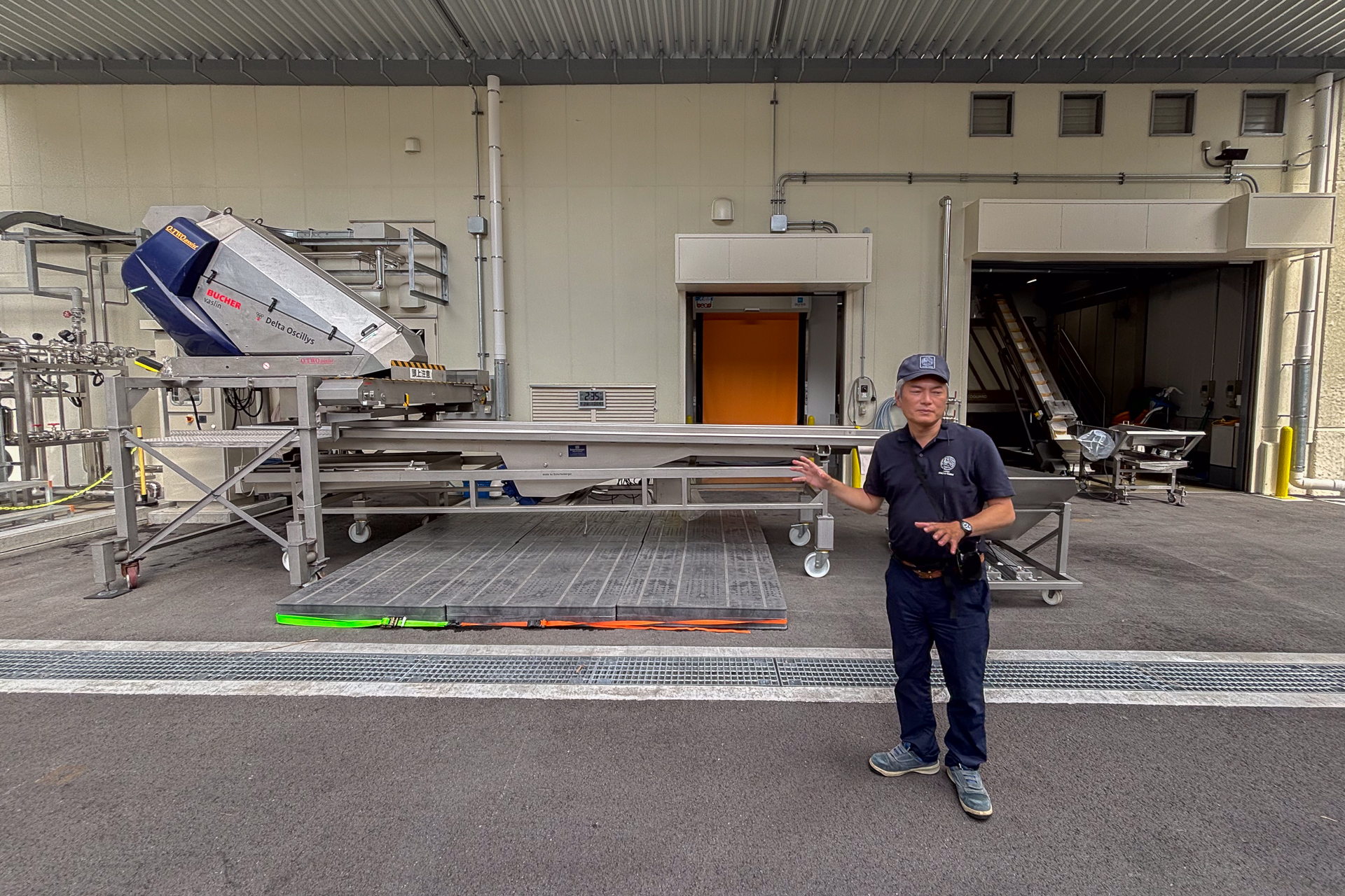 ぶどうの選果や除梗を行なう醸造棟1階の作業スペース