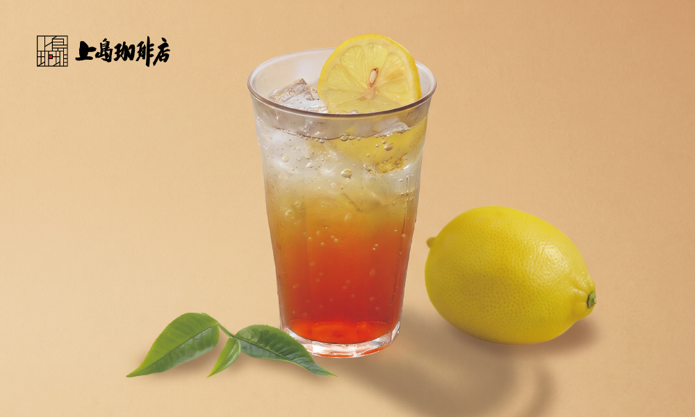 「日本紅茶のティーソーダ」（［R］800円、［L］920円）