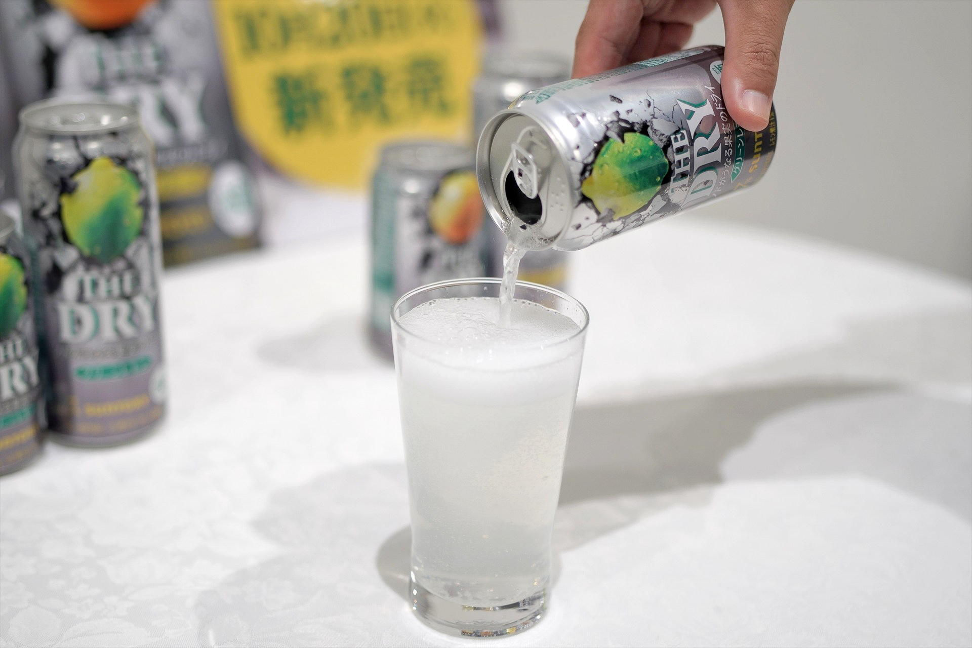 「THE DRY〈グリーンレモン〉」は、やや白濁（にごり）のある液色