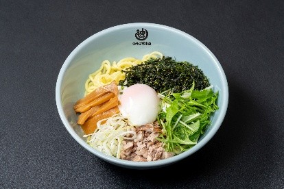 韓国のりの甘味や塩味、温泉卵が合わさり、マイルドな口当たりでありながら箸が進む人気商品「韓国のり温玉油そば」（1140円～）