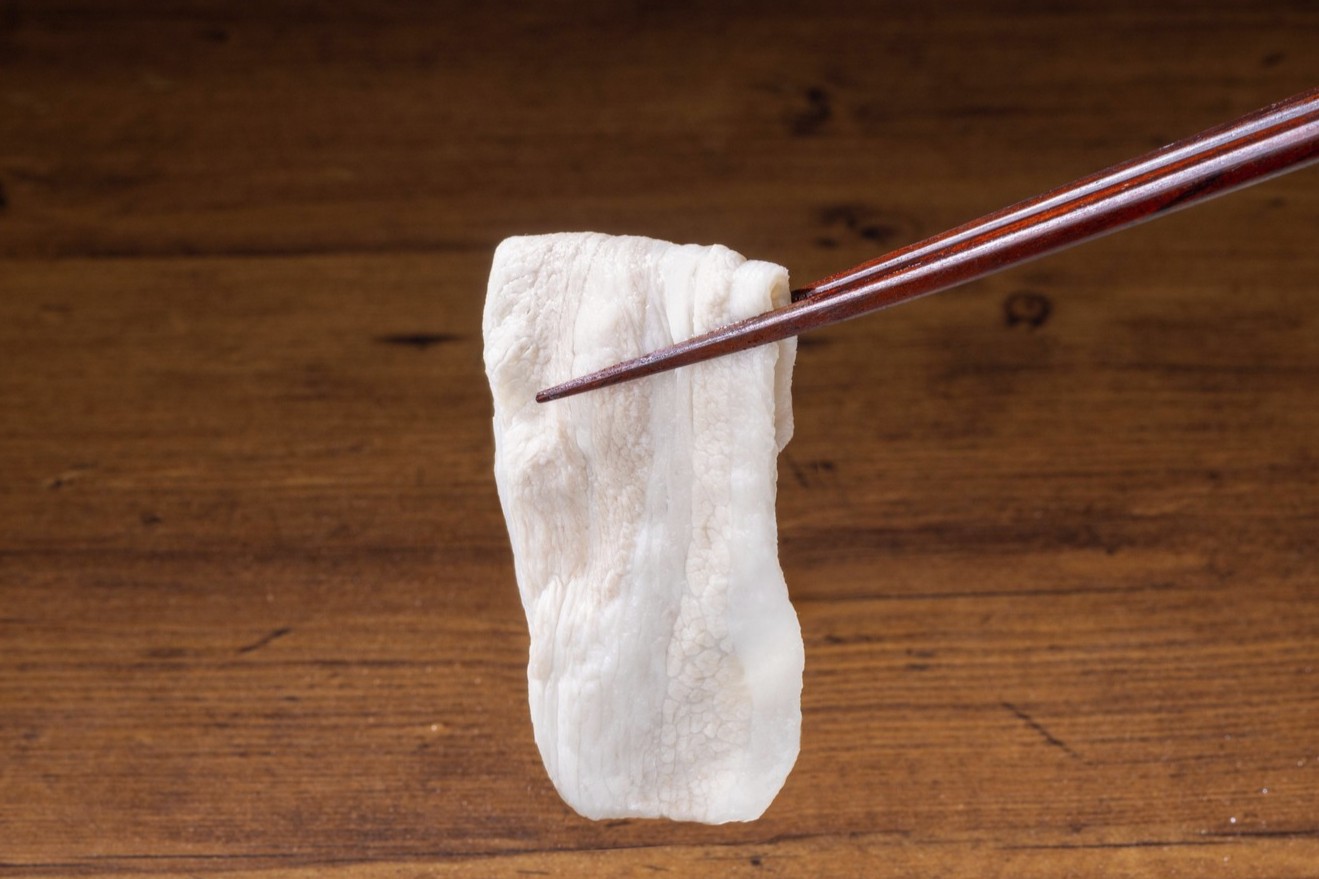 適度な脂身がしゃぶしゃぶのだしに溶け込むことで最高のコクを生み出し、赤身と脂身の絶妙なバランスがもたらす口どけの良さとジューシーさがクセになるしゃぶ葉の「豚バラ」