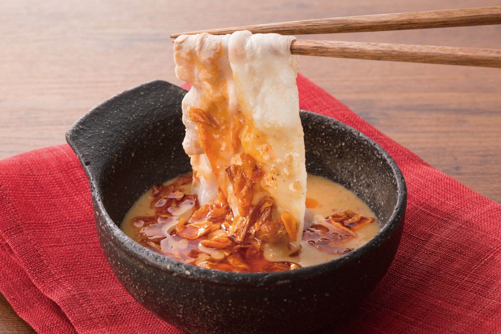 豚バラの旨味と相性のよい胡麻だれと食べる ラー油