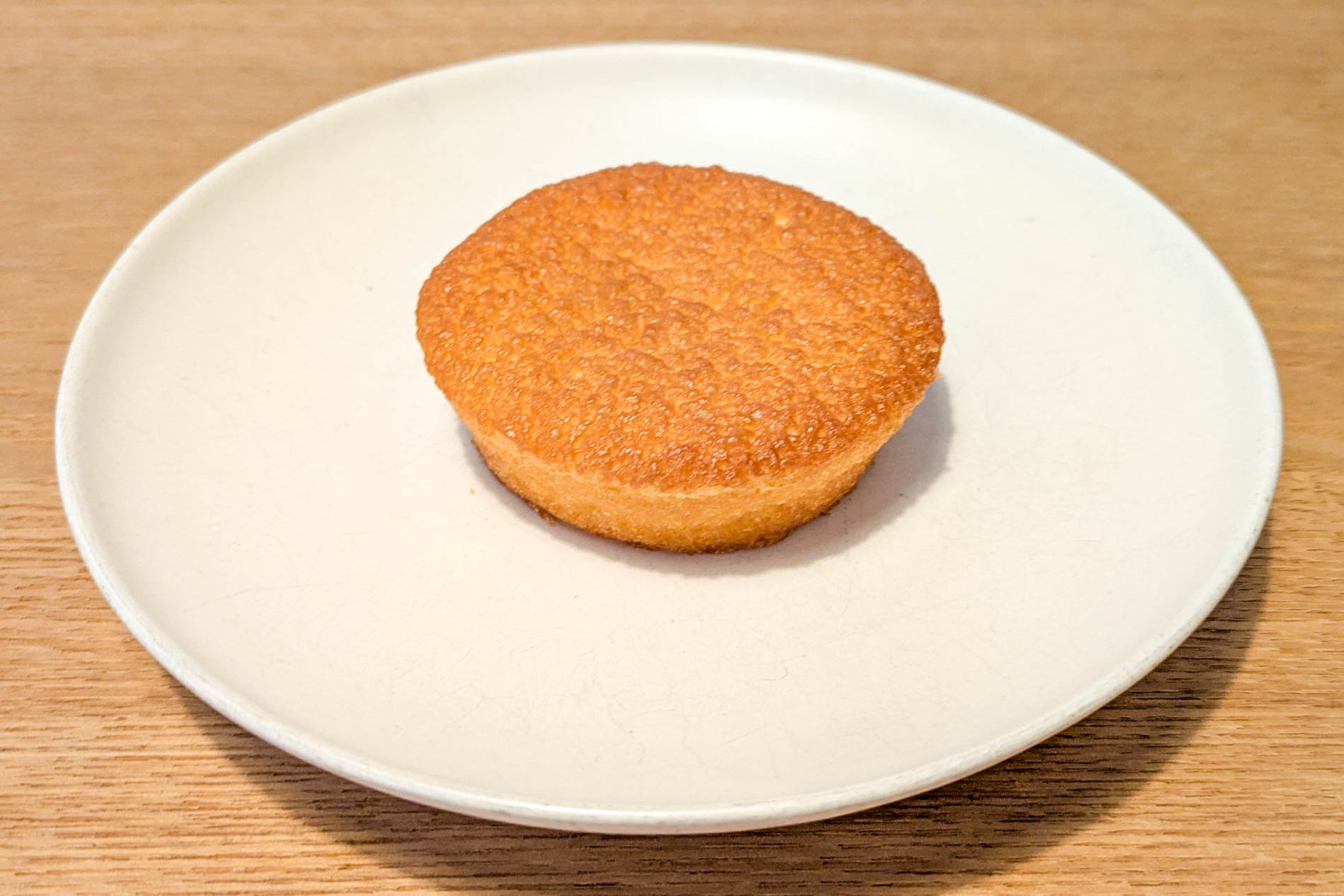 いつものまあるい形状だが、スポンジからバターのいい香り