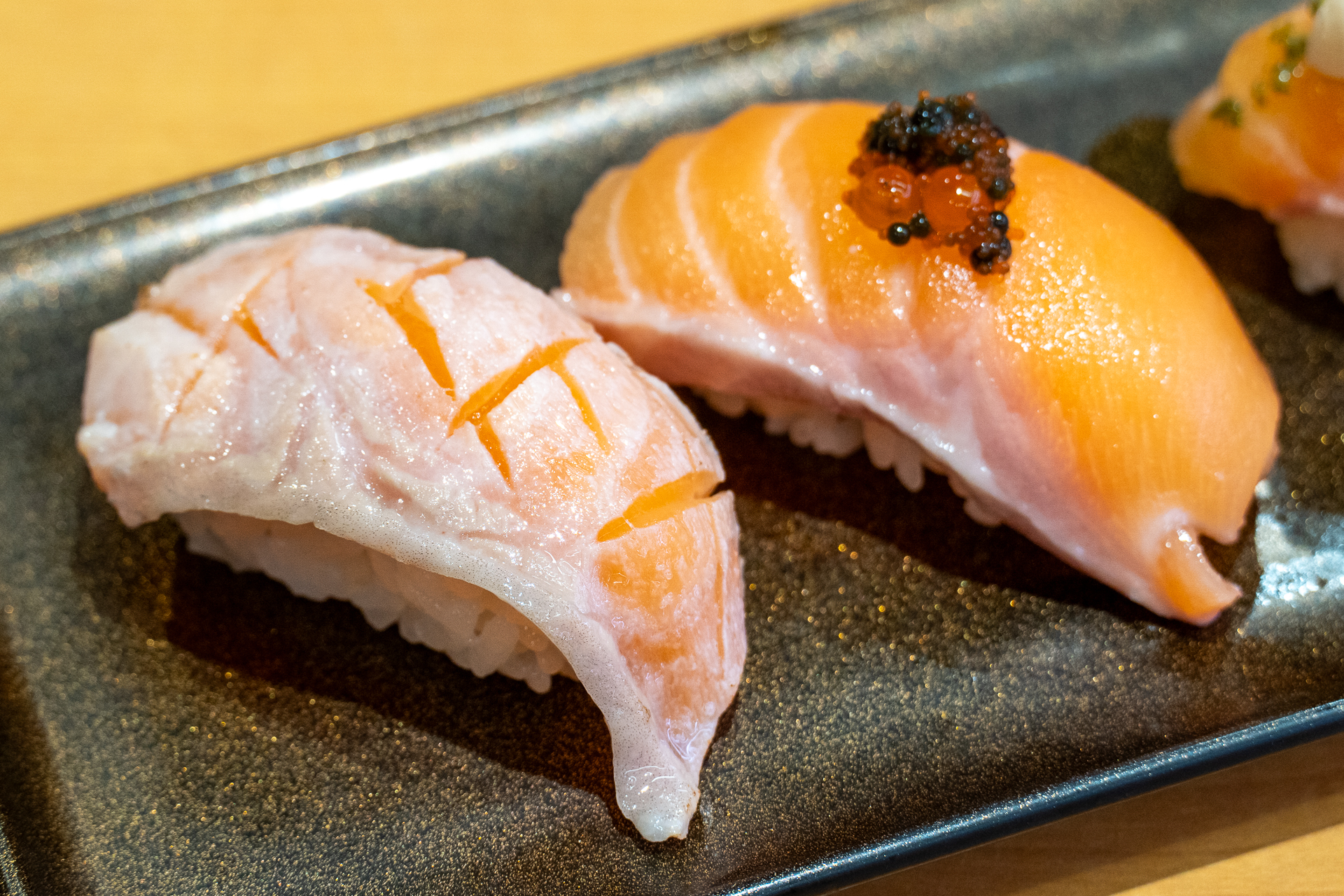 「塩炙り」（左）と「魚卵のせ」（右）