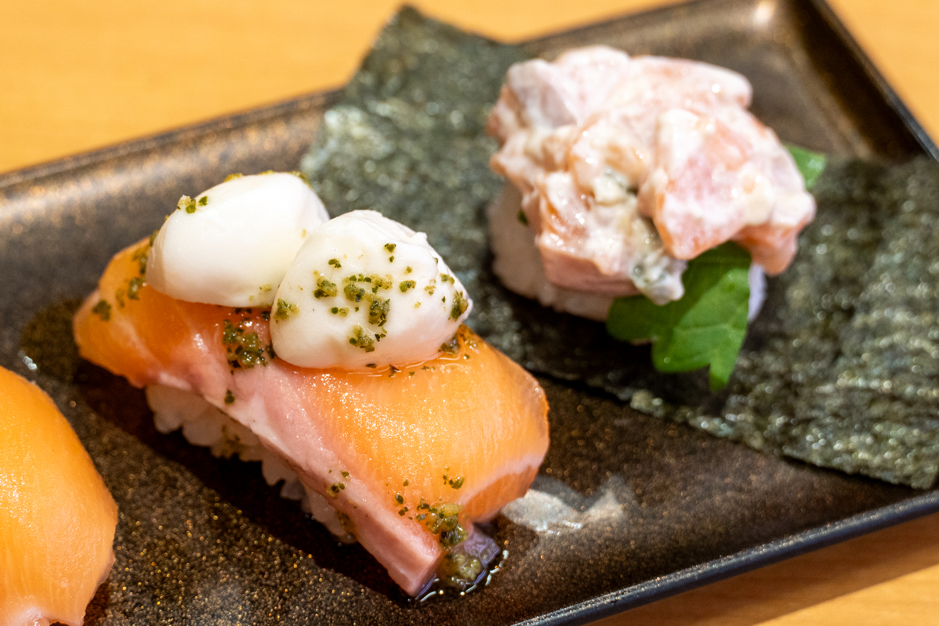 「モッツァレラバジル」（左）と「わさびマヨ和え包み」（右）