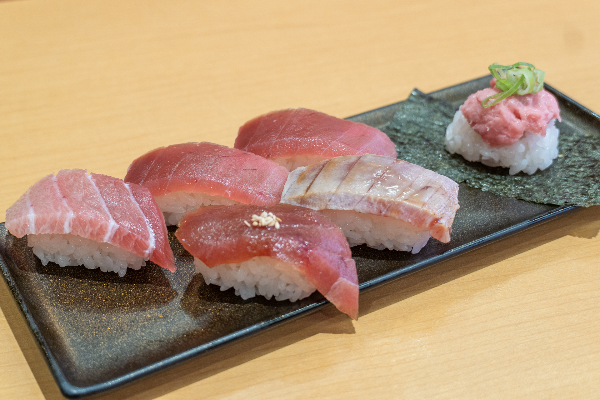 「天然インド鮪6貫盛り」（1120円～）