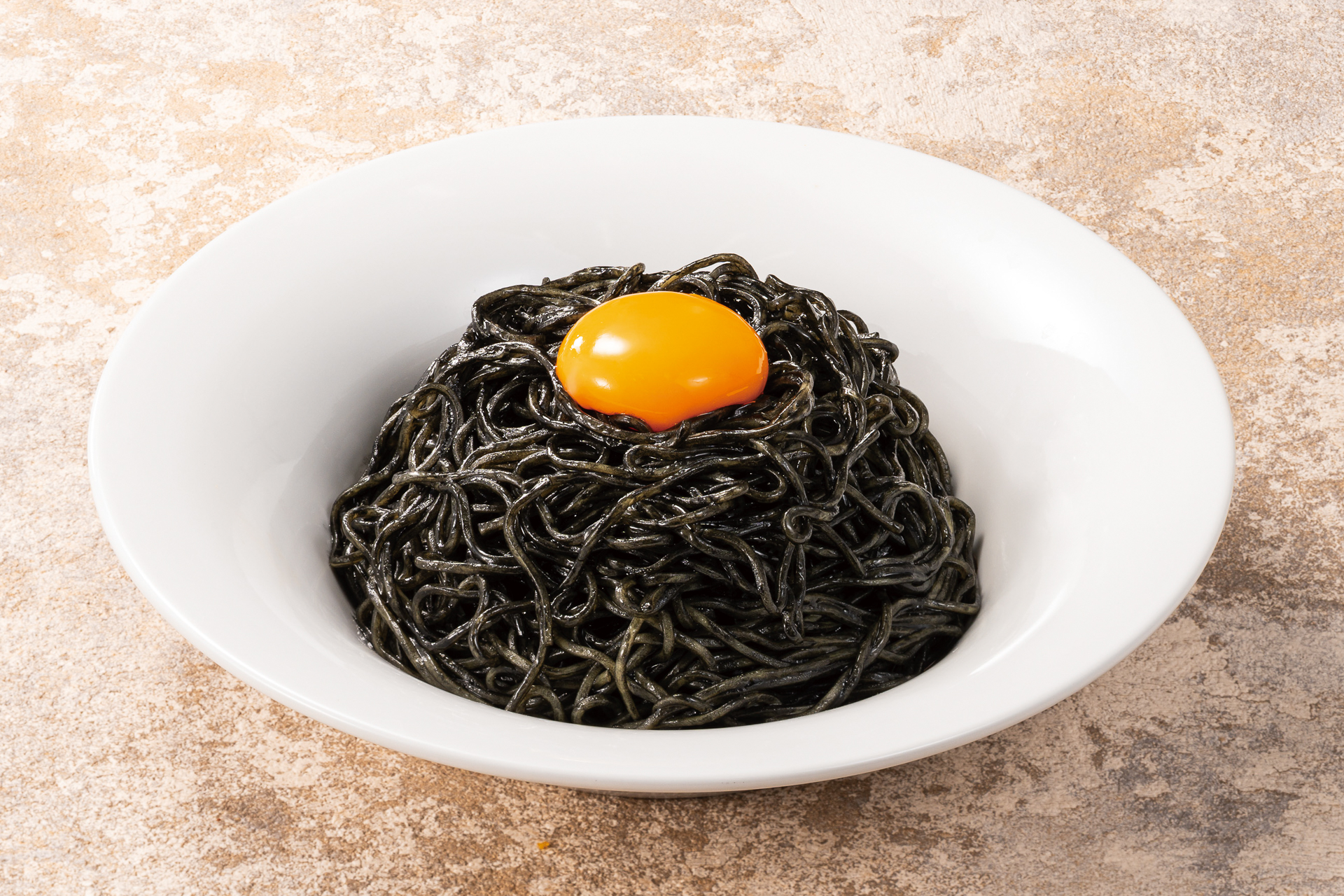 「黒麺×ガーリックライスの満月仕立て」（1199円）