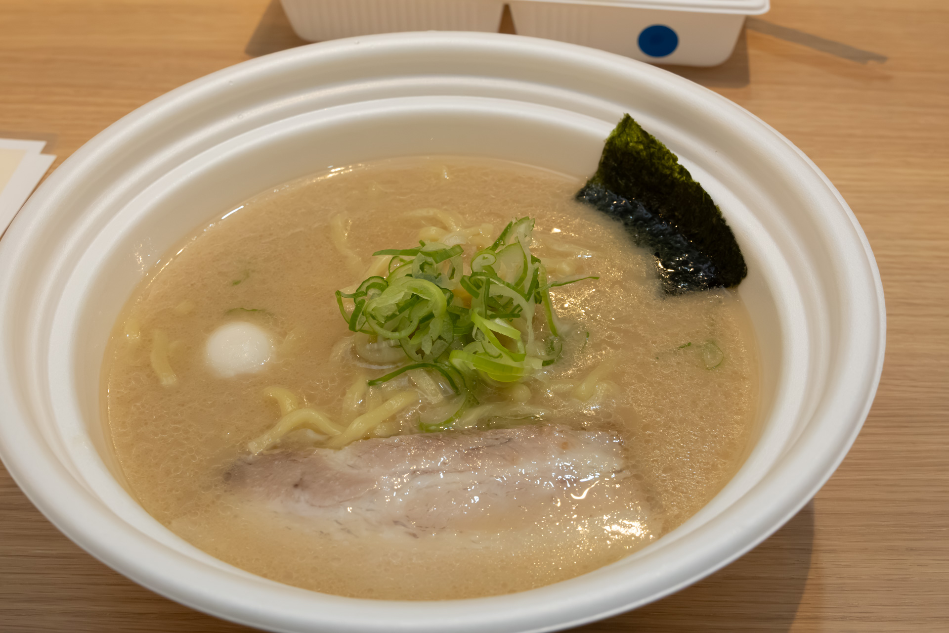 試食した「濃厚豚骨醤油ラーメン」。具材は、ネギ、メンマ、チャーシュー、うずらの卵、海苔