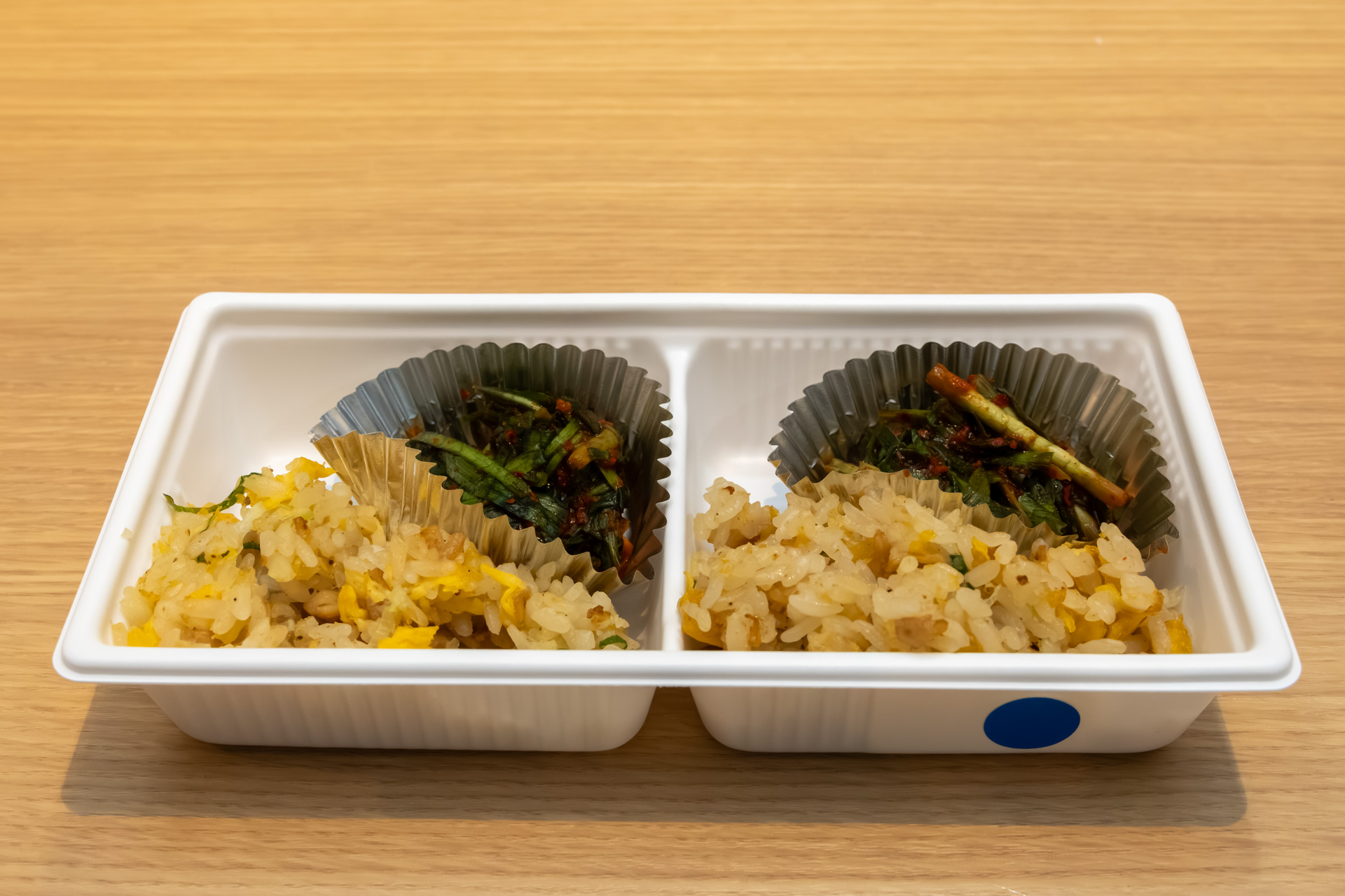 「チャーハン」と「ニラキムチ」。青いシールが貼られているのがリニューアルしたもの