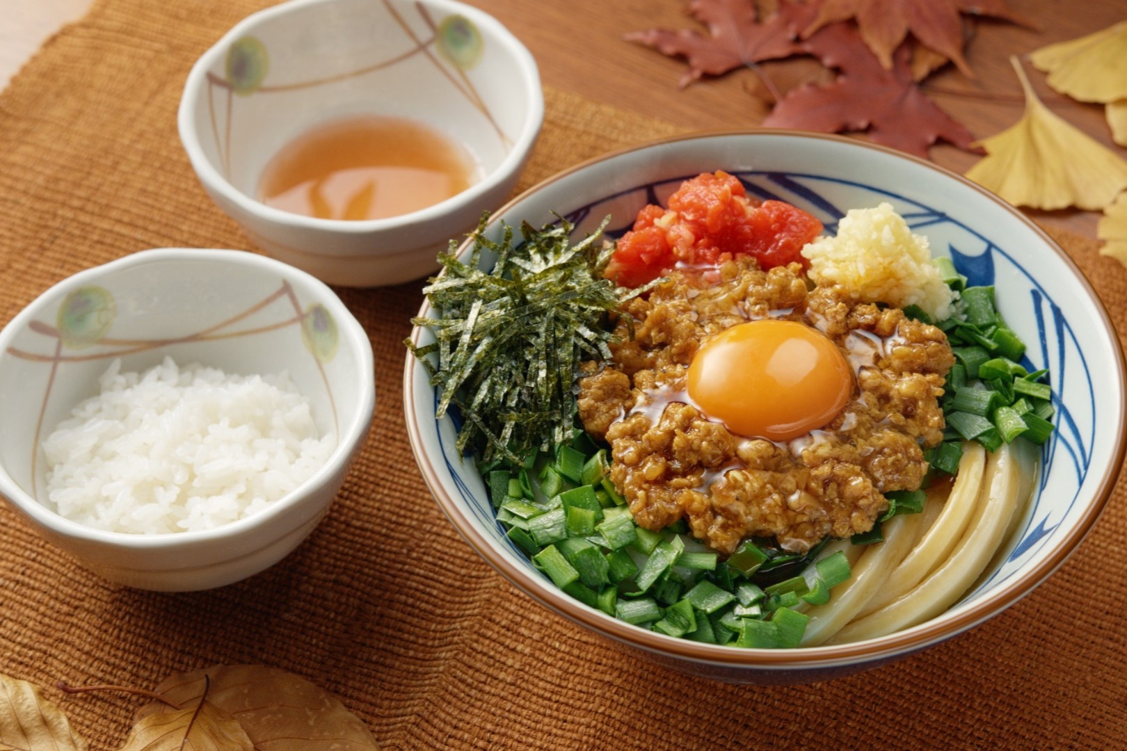 丸亀製麺の「肉辛まぜうどん」