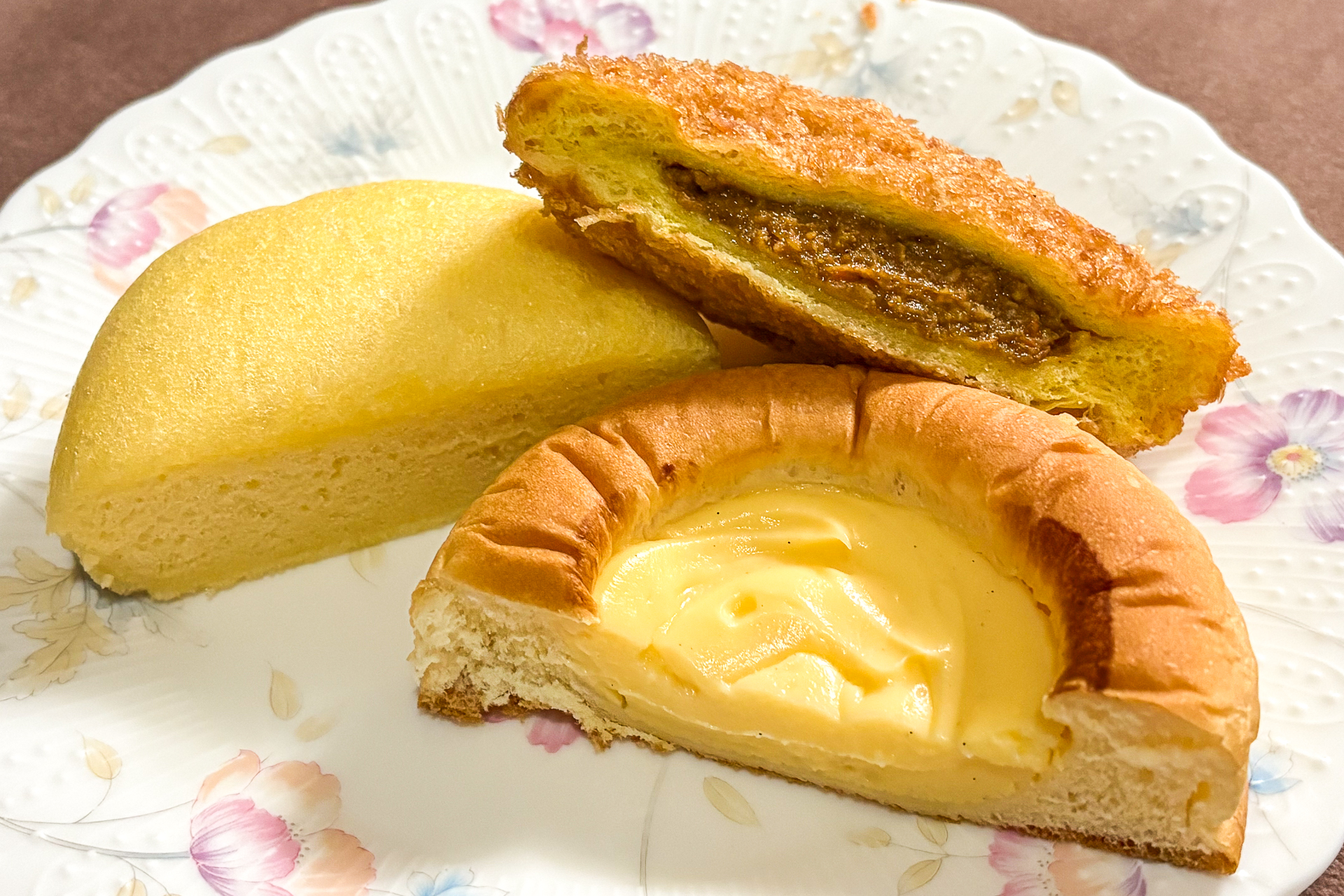 「たっぷりクリームパン」と「も～っちり食感たまご蒸しパン」などの断面