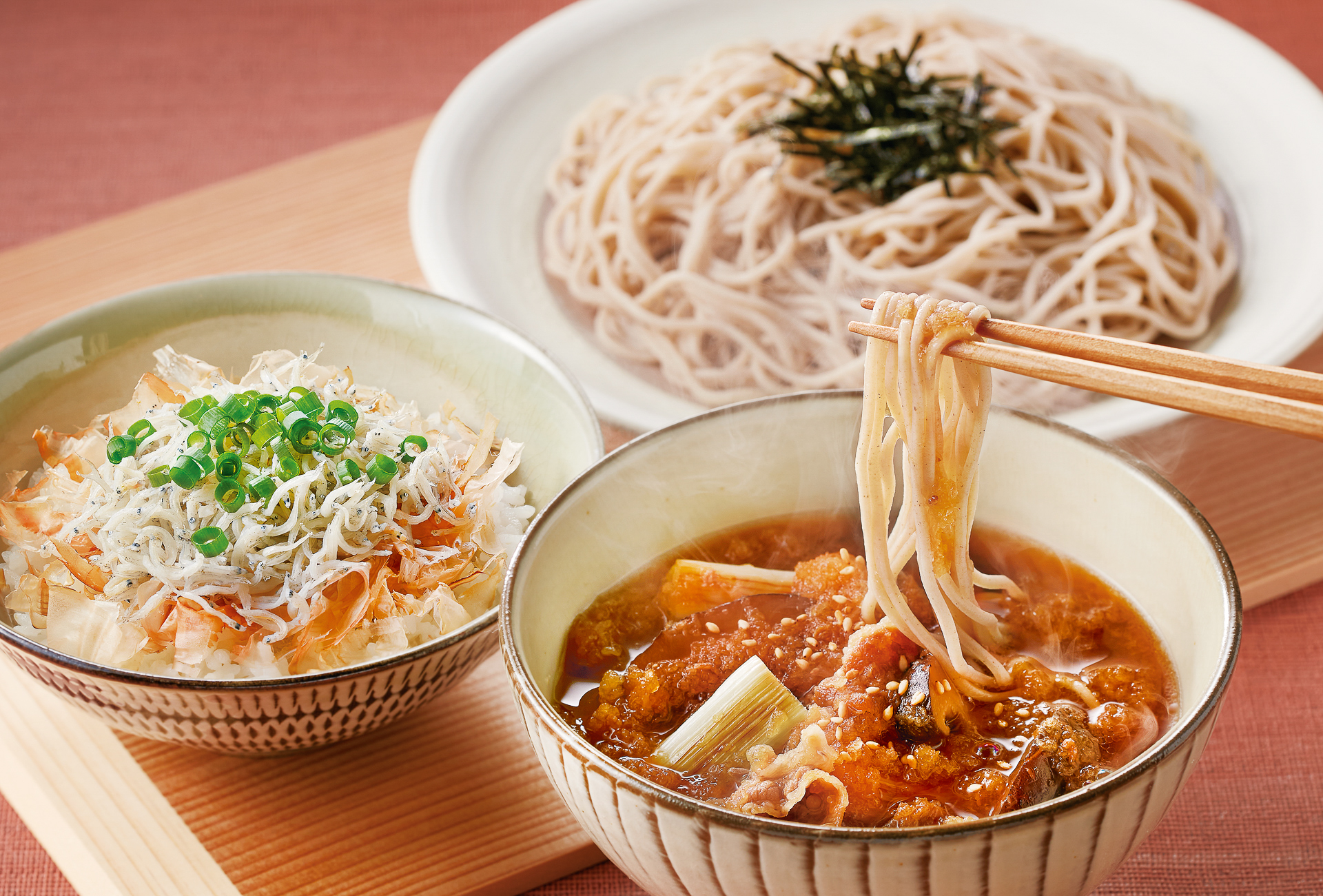「牛肉と焼き葱のみぞれつけそば（うどん）と釜揚げしらす丼」（1208円）