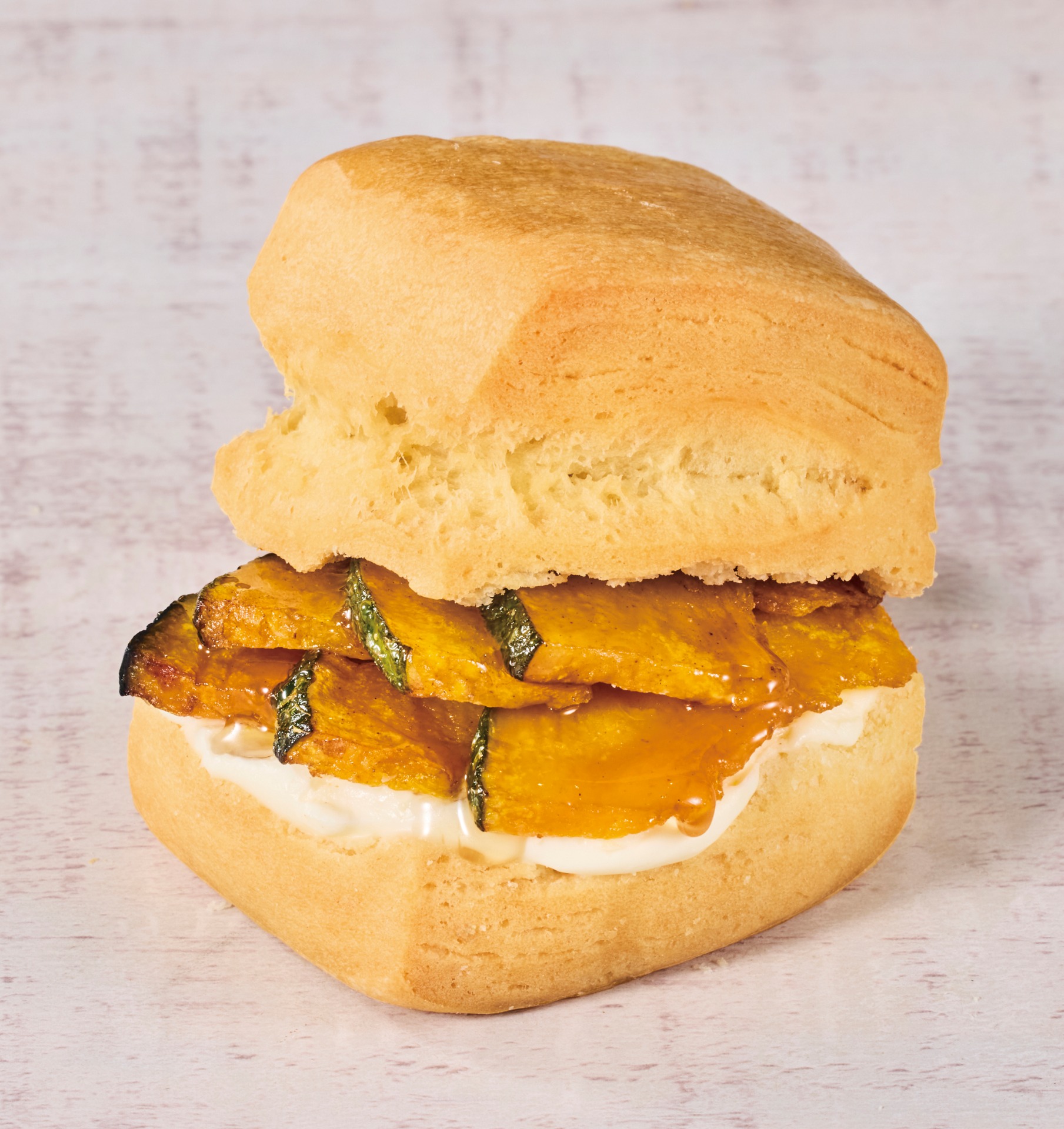 「作りたてスコーンサンド パンプキン＆クリームチーズ」（450円）