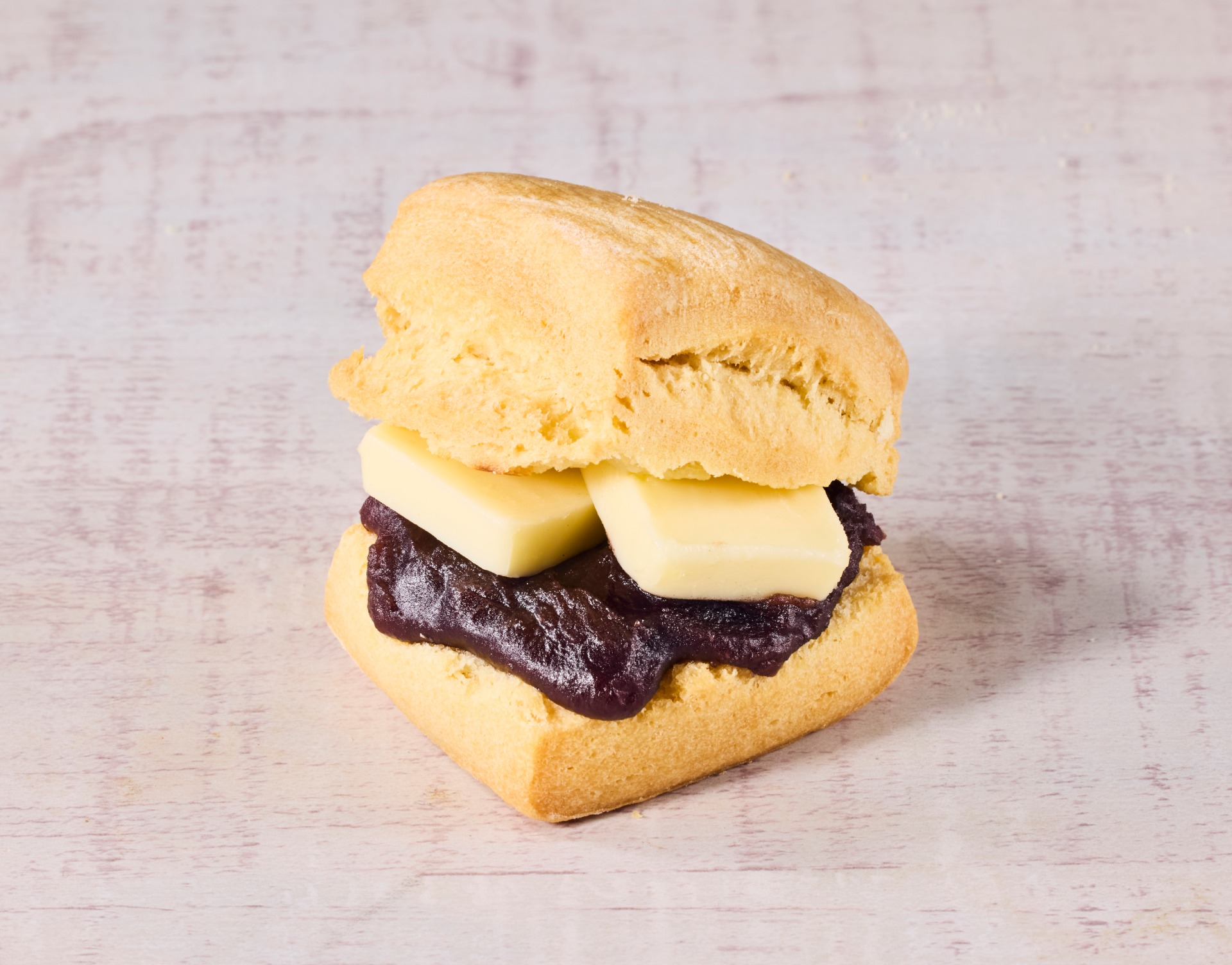 なめらかなこしあんの上品な甘さに、バターの豊かなコクを合わせた定番商品「作りたてスコーンサンド こしあんバター」