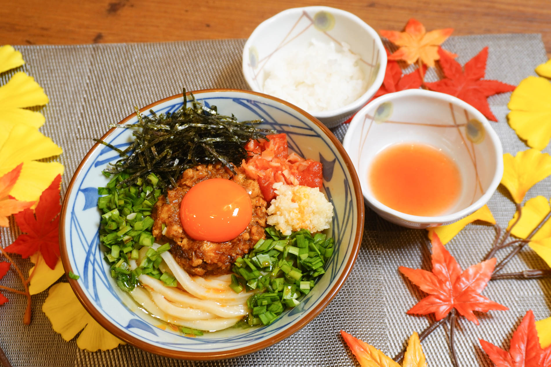 丸亀製麺の「肉辛まぜうどん」