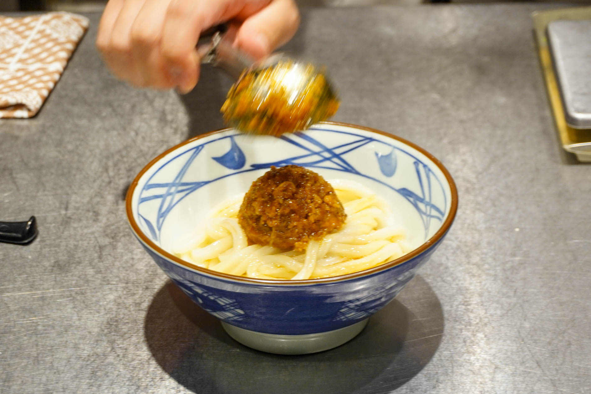 特製ミンチを盛り付ける