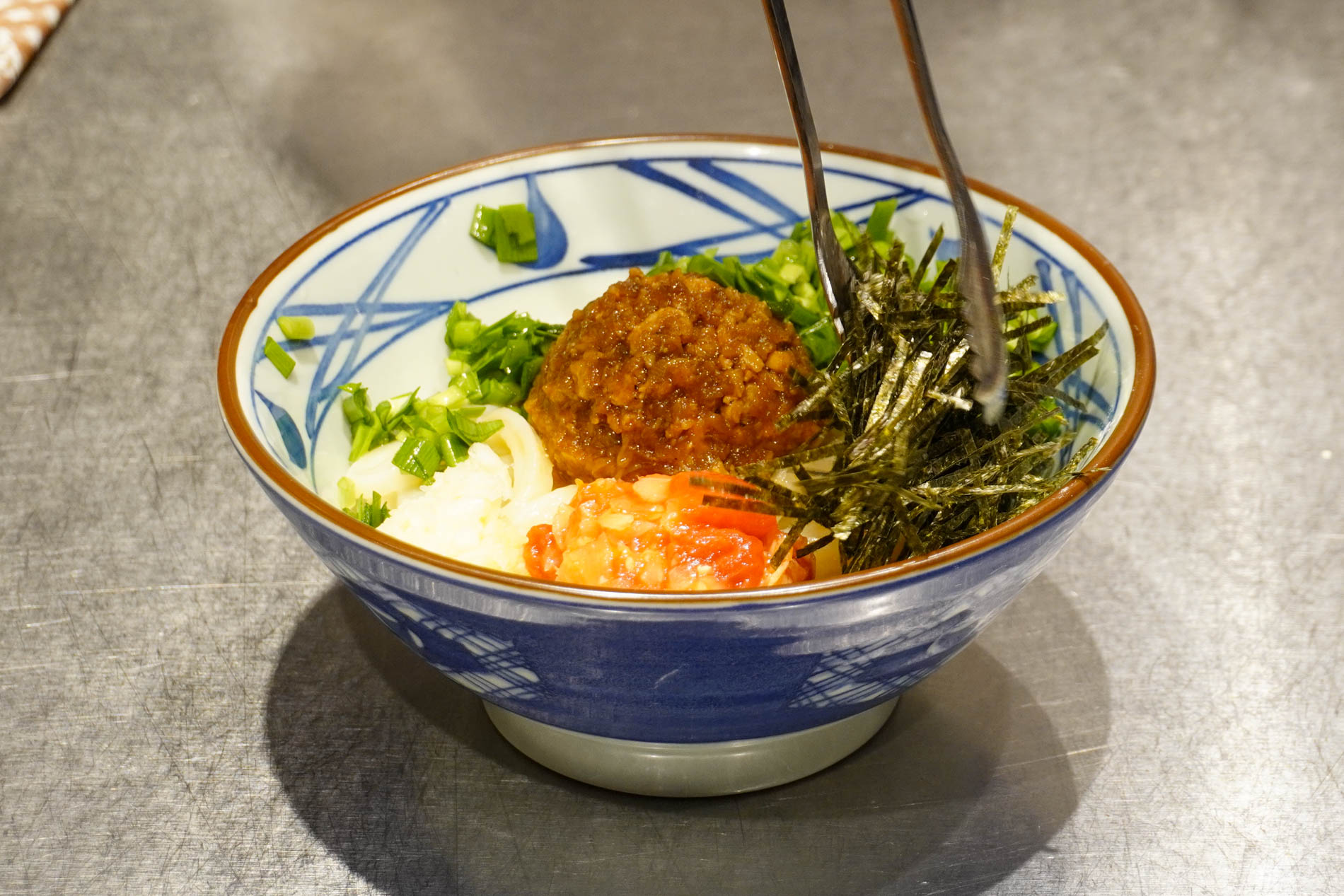 ガリトマトや海苔をのせる
