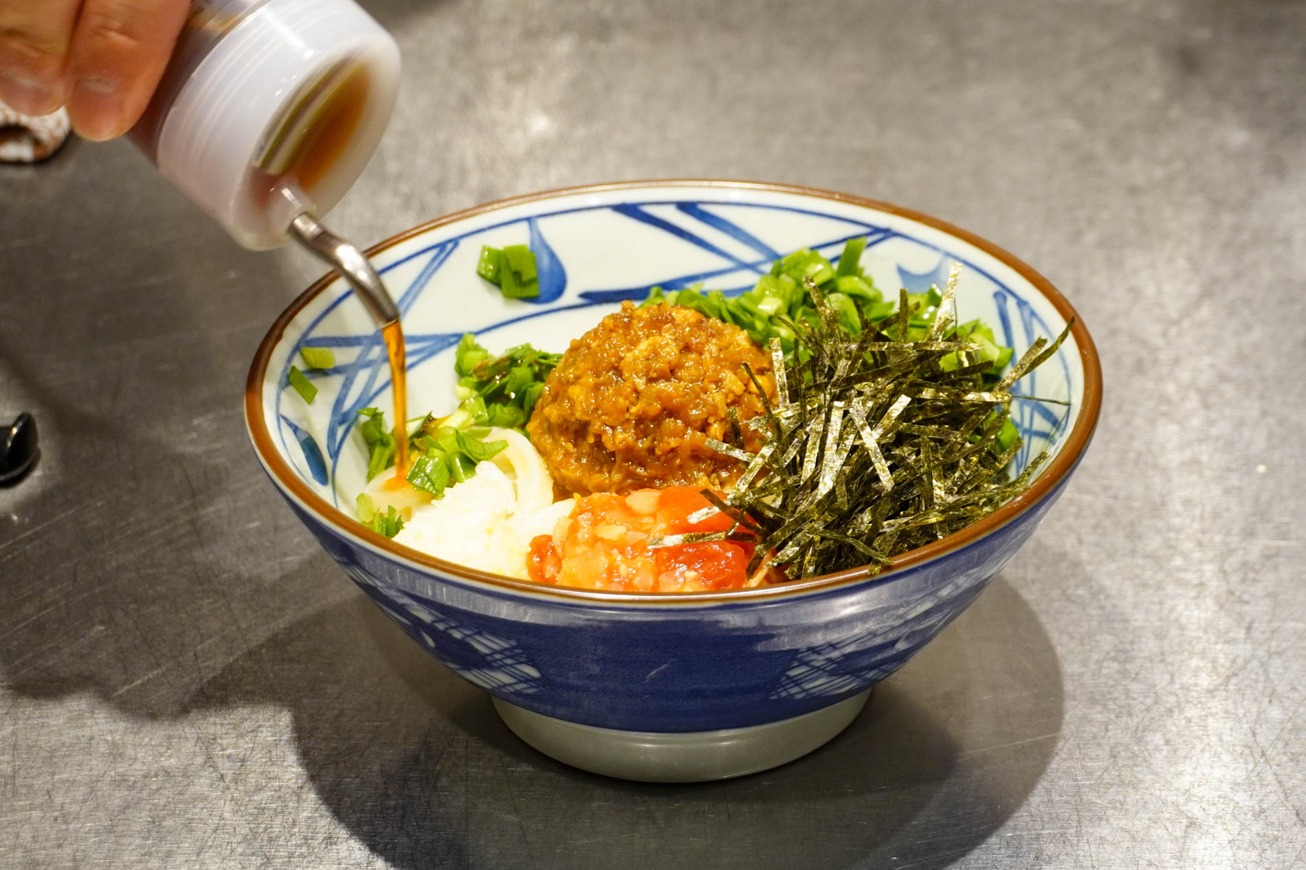 ラー油をまわしかける