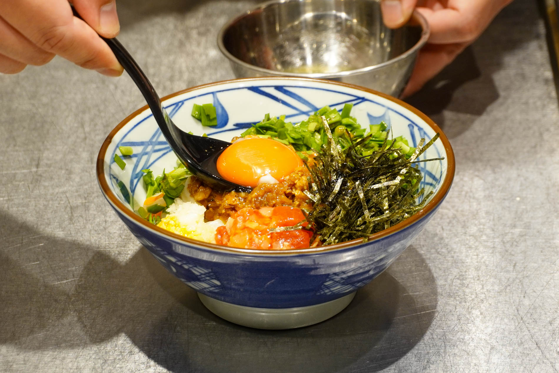 玉子を盛り付ける