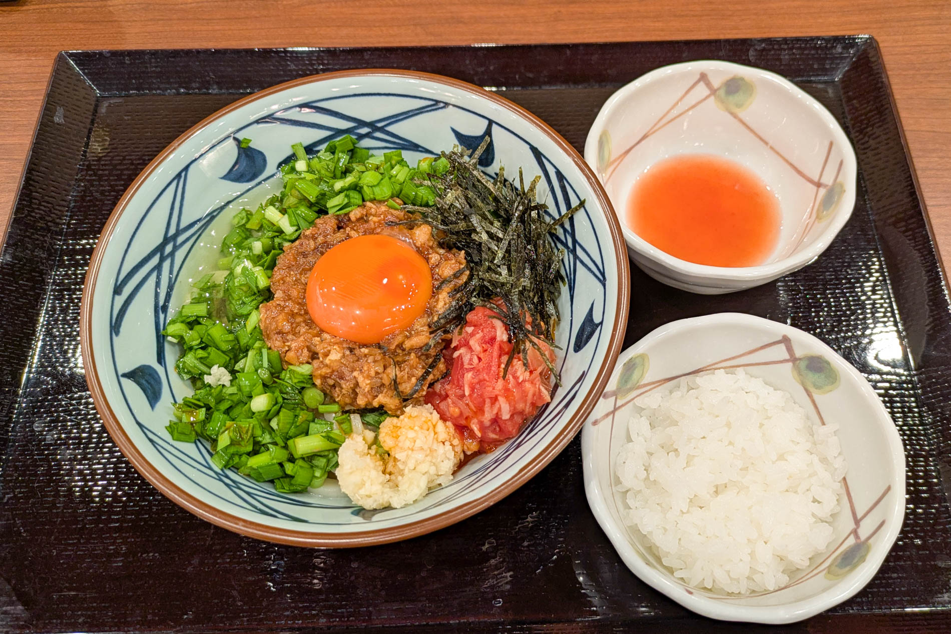 試食で提供された「肉辛まぜうどん」