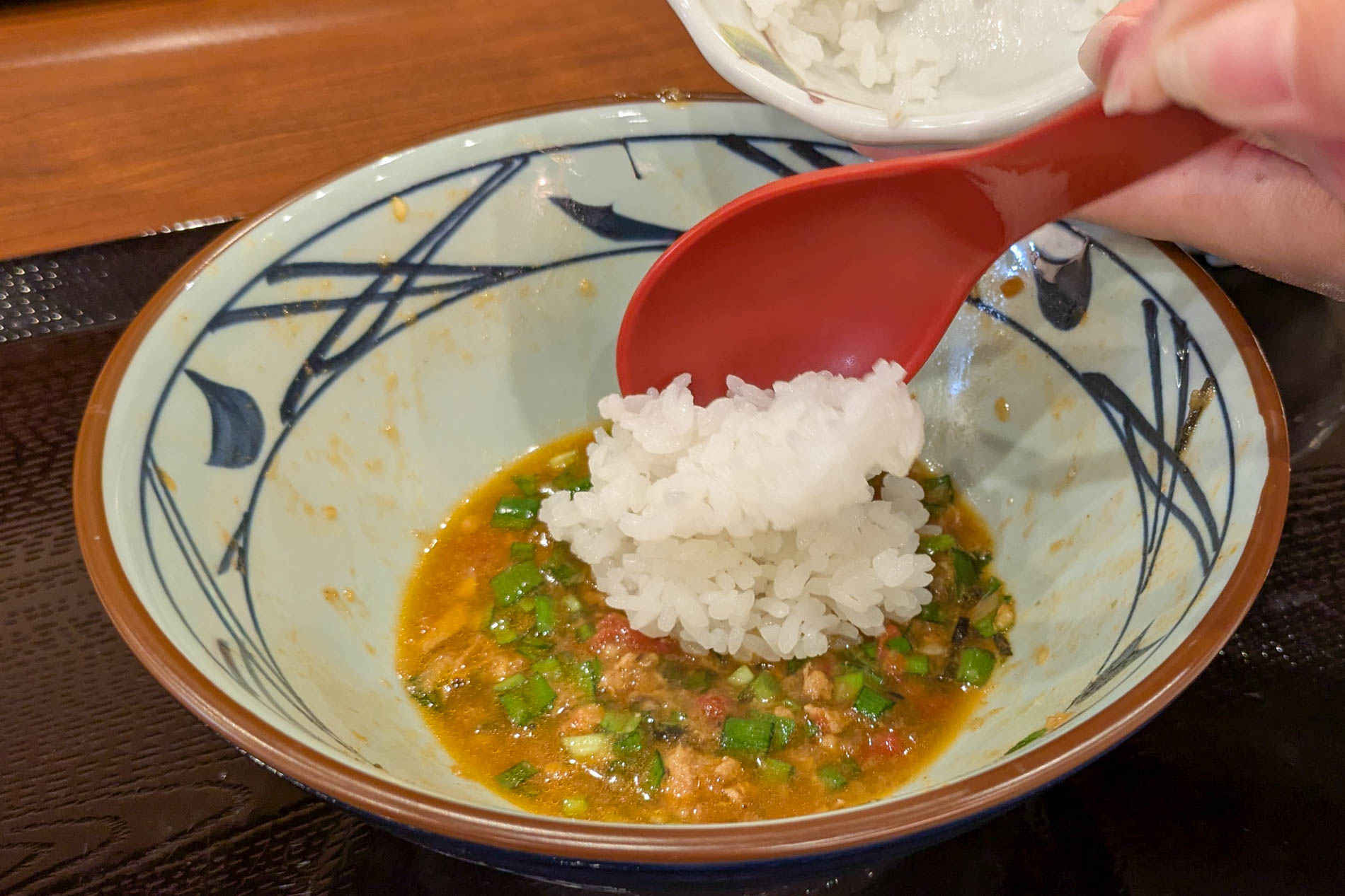 ひと口ごはんを丼に入れる