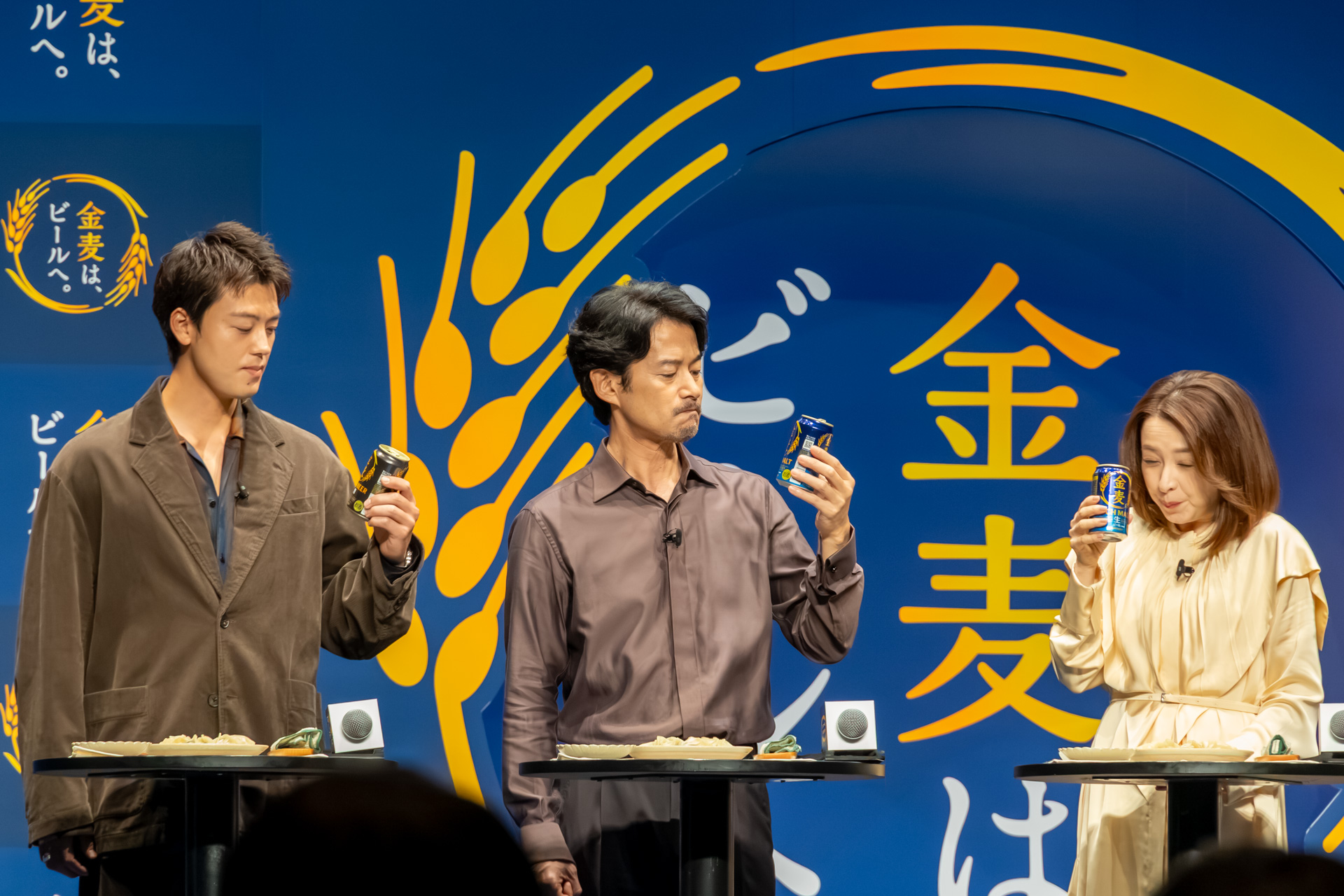 ビールになった金麦の余韻を楽しむ3人
