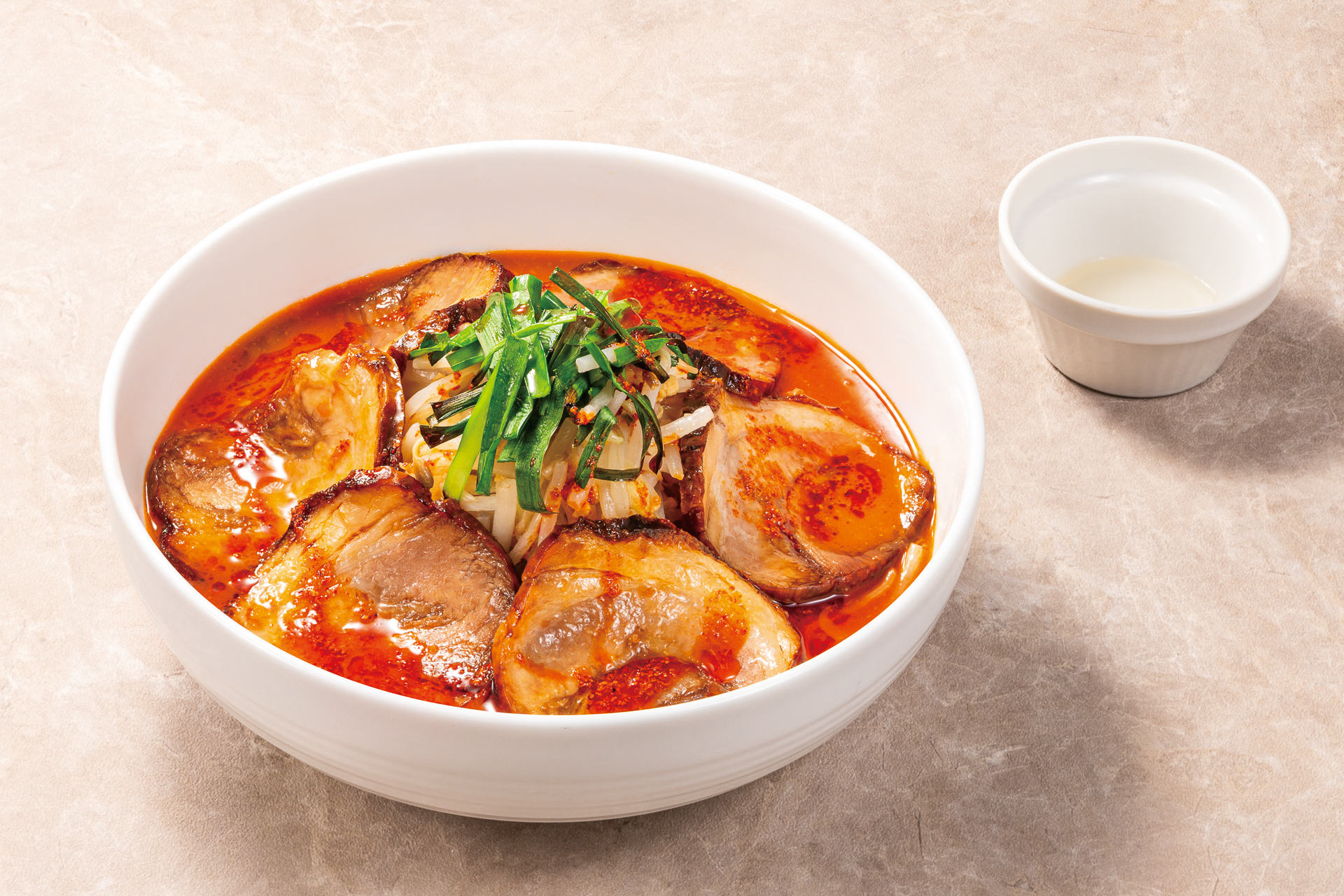 「辛味噌チャーシューらぁ麺」（2497円）