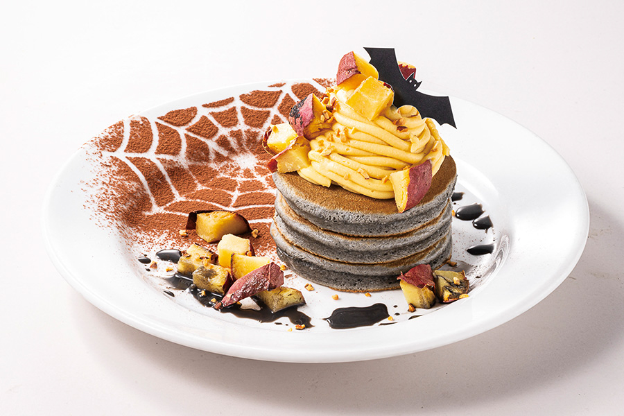 「蜜いもの黒ごまパンケーキ ハロウィン風 コウモリピックつき」（913円）