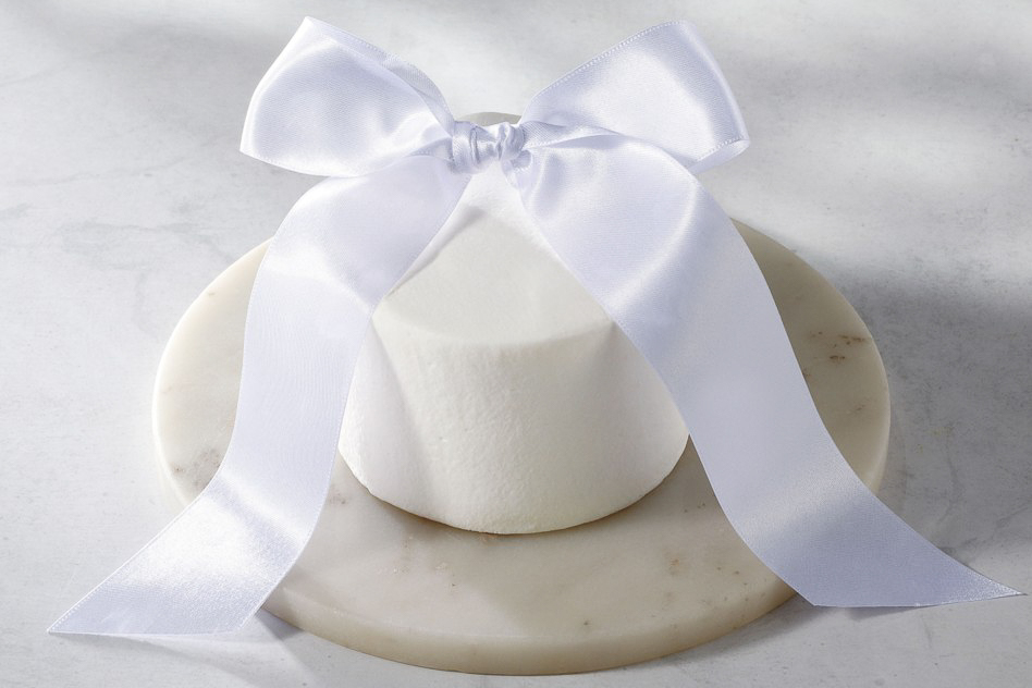 「小嶋栞監修 ACAI RIBBON NOËL アサイーと彩りフルーツのヨーグルトクリームケーキ」3号（3780円）