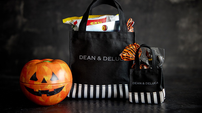 DEAN & DELUCA「ハッピーバッグ ブラック」（中央）と「ハッピーバッグミニ ブラック」（右）